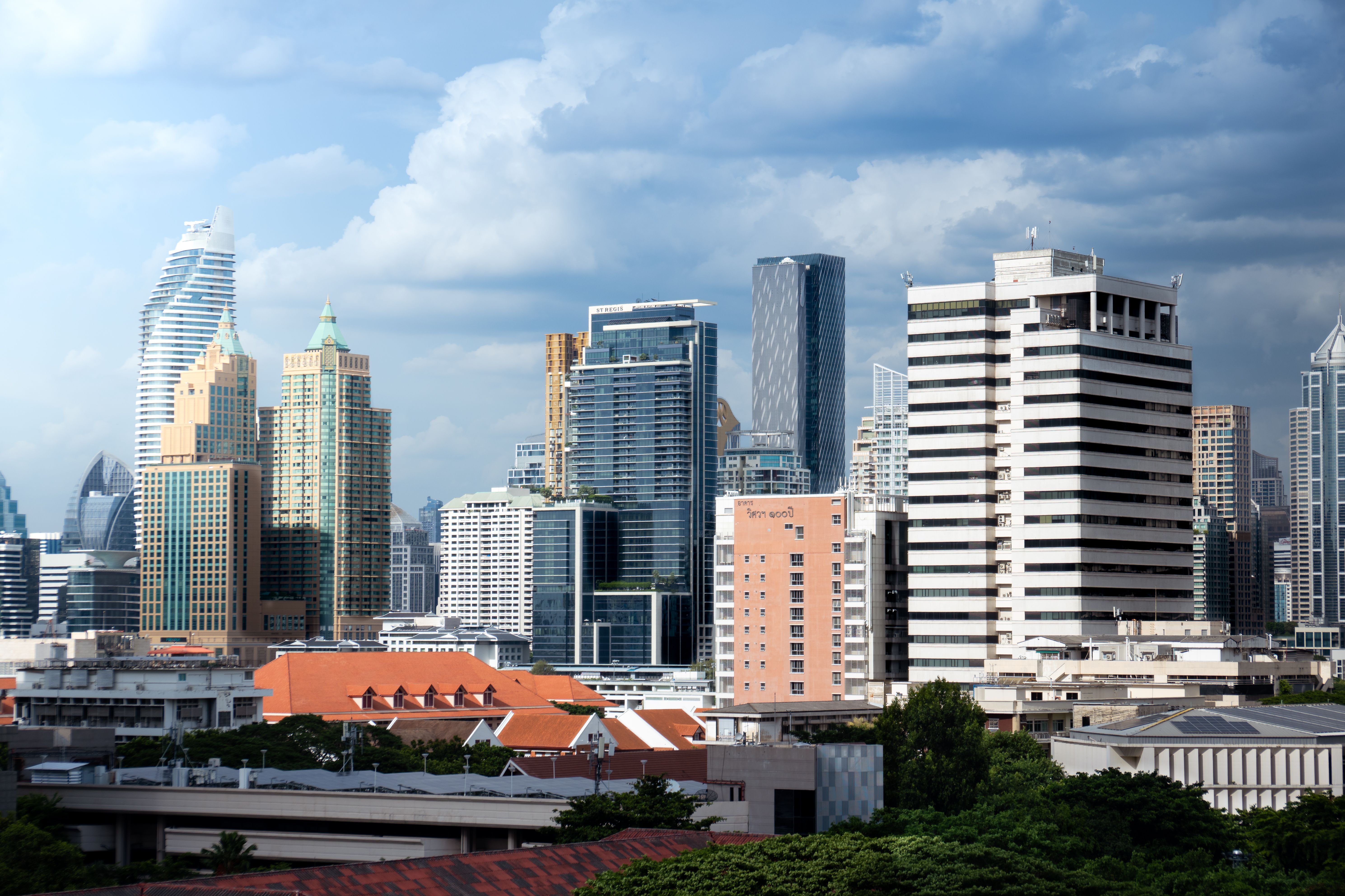 De franc Exploreu el vibrant horitzó de Bangkok amb una barreja de gratacels moderns sota un cel blau brillant. Foto d'estoc