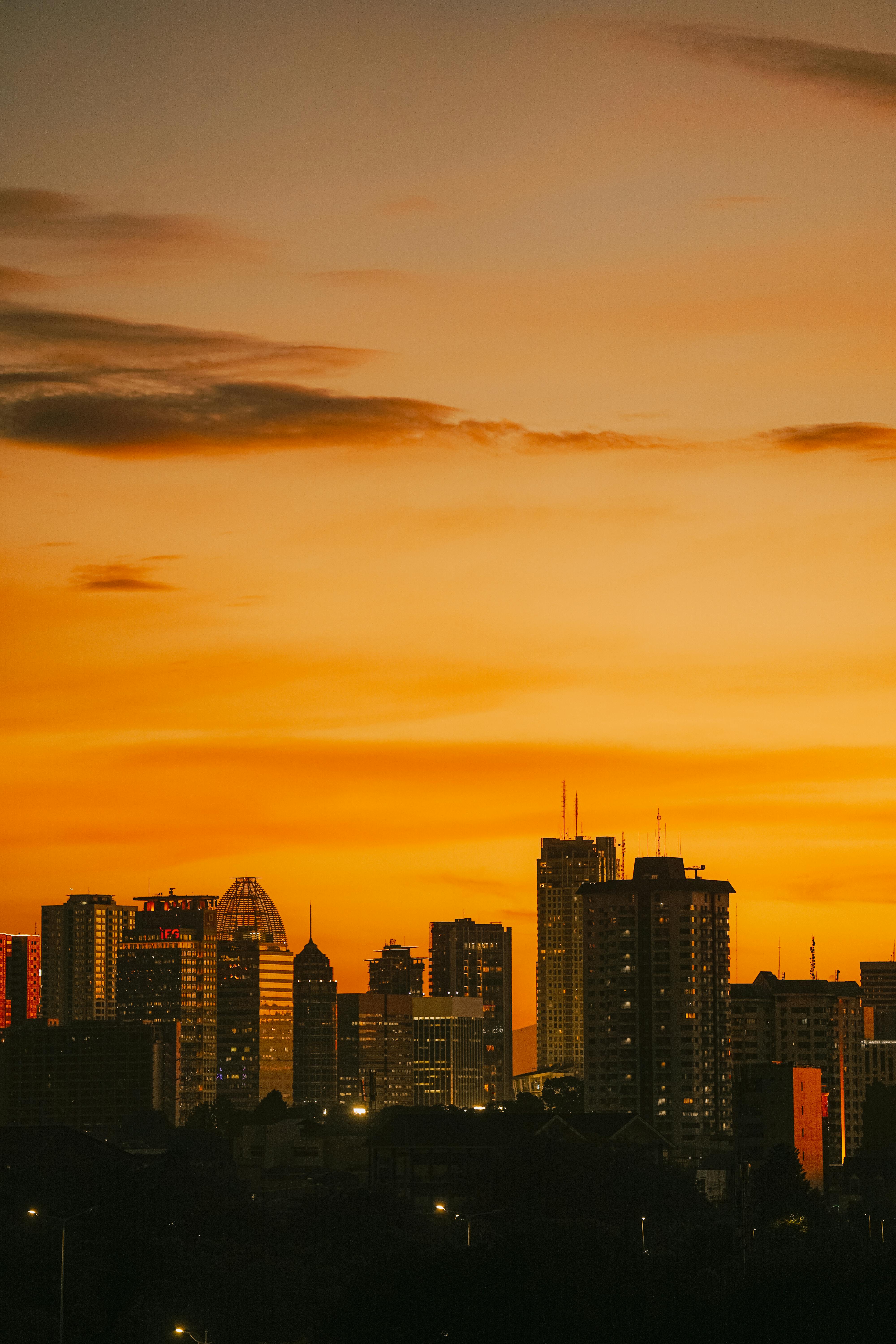 bezplatná Krásný výhled na panorama Jakarty pod zářivou oblohou při západu slunce. Základová fotografie
