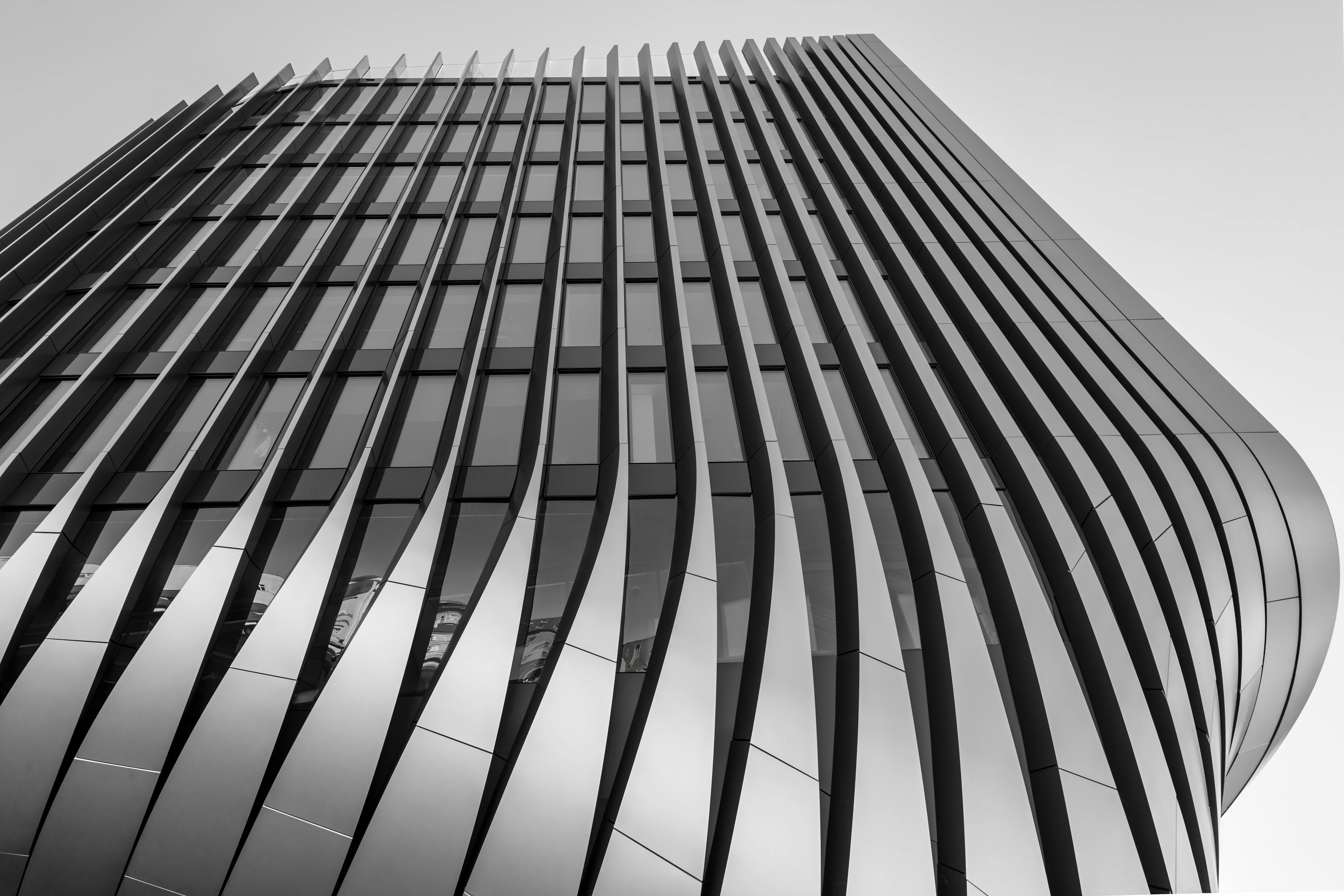 Bezpłatne Nowoczesny projekt architektoniczny futurystycznego wieżowca o smukłych liniach w Pradze. Zdjęcie z galerii