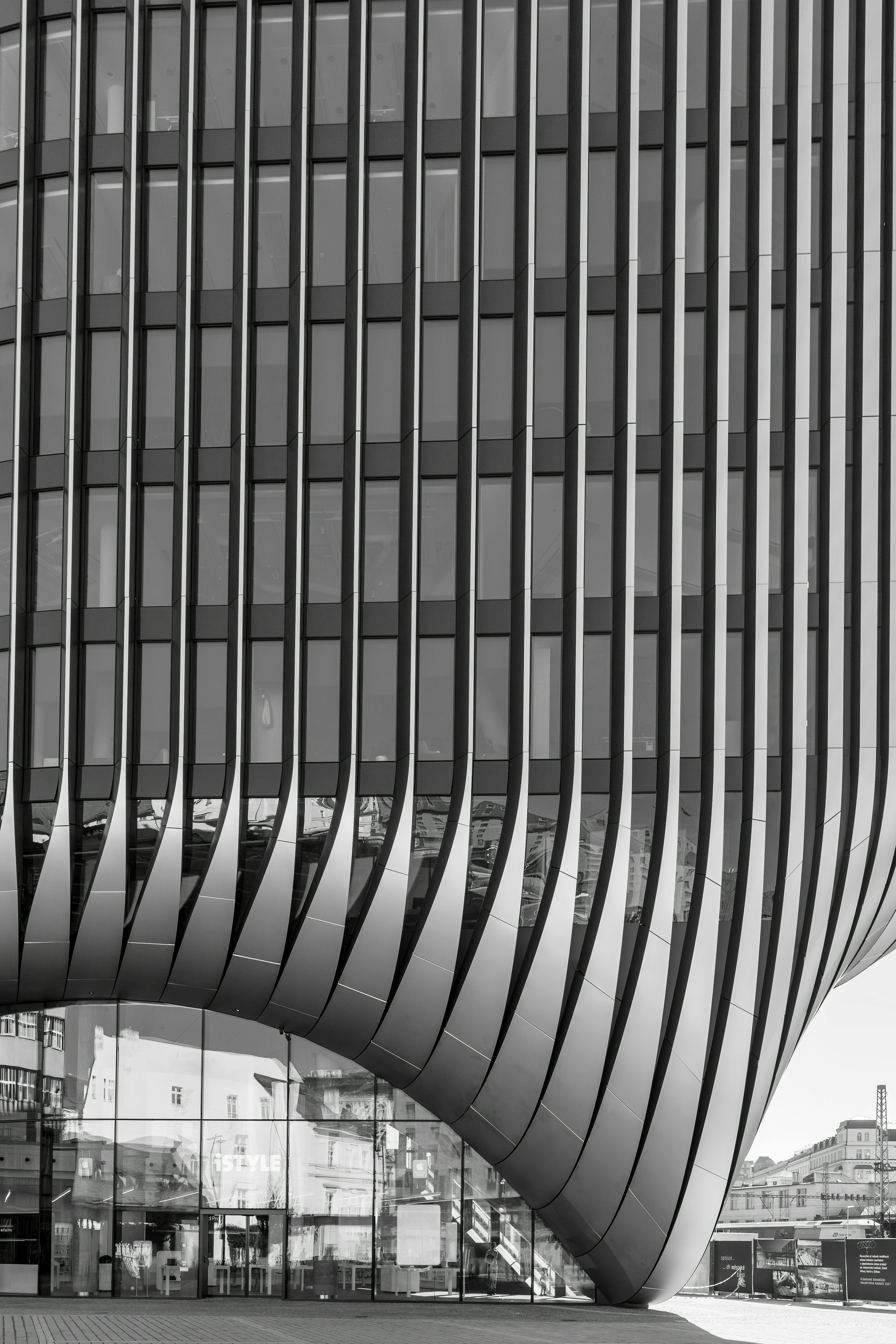 gratis Zwart-witfoto van moderne architectonische details in Praag, met de nadruk op lijnen en rondingen. Stockfoto