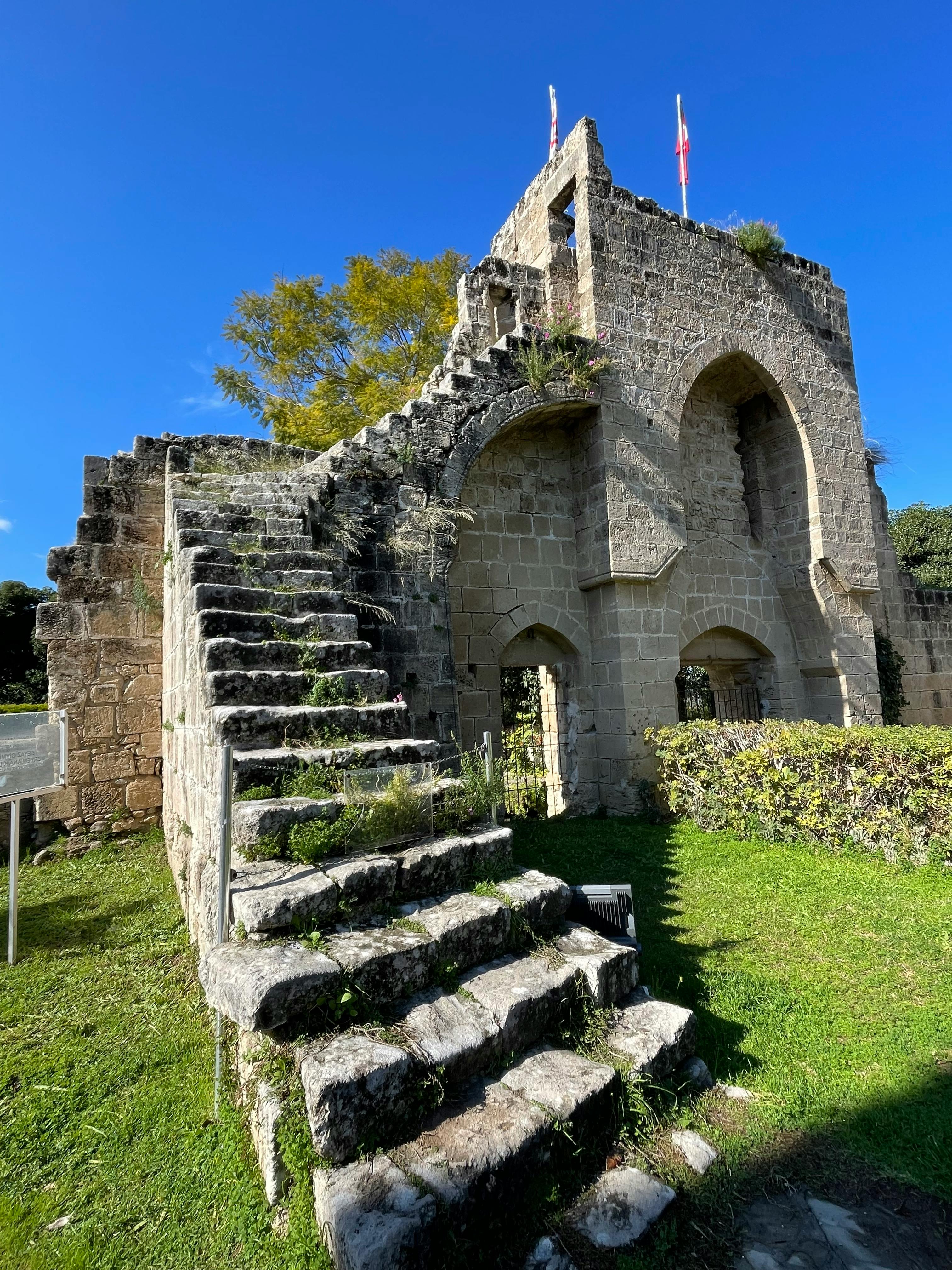 bezplatná Historické kamenné ruiny s travnatými schody a oblouky na Kypru pod jasnou oblohou. Základová fotografie