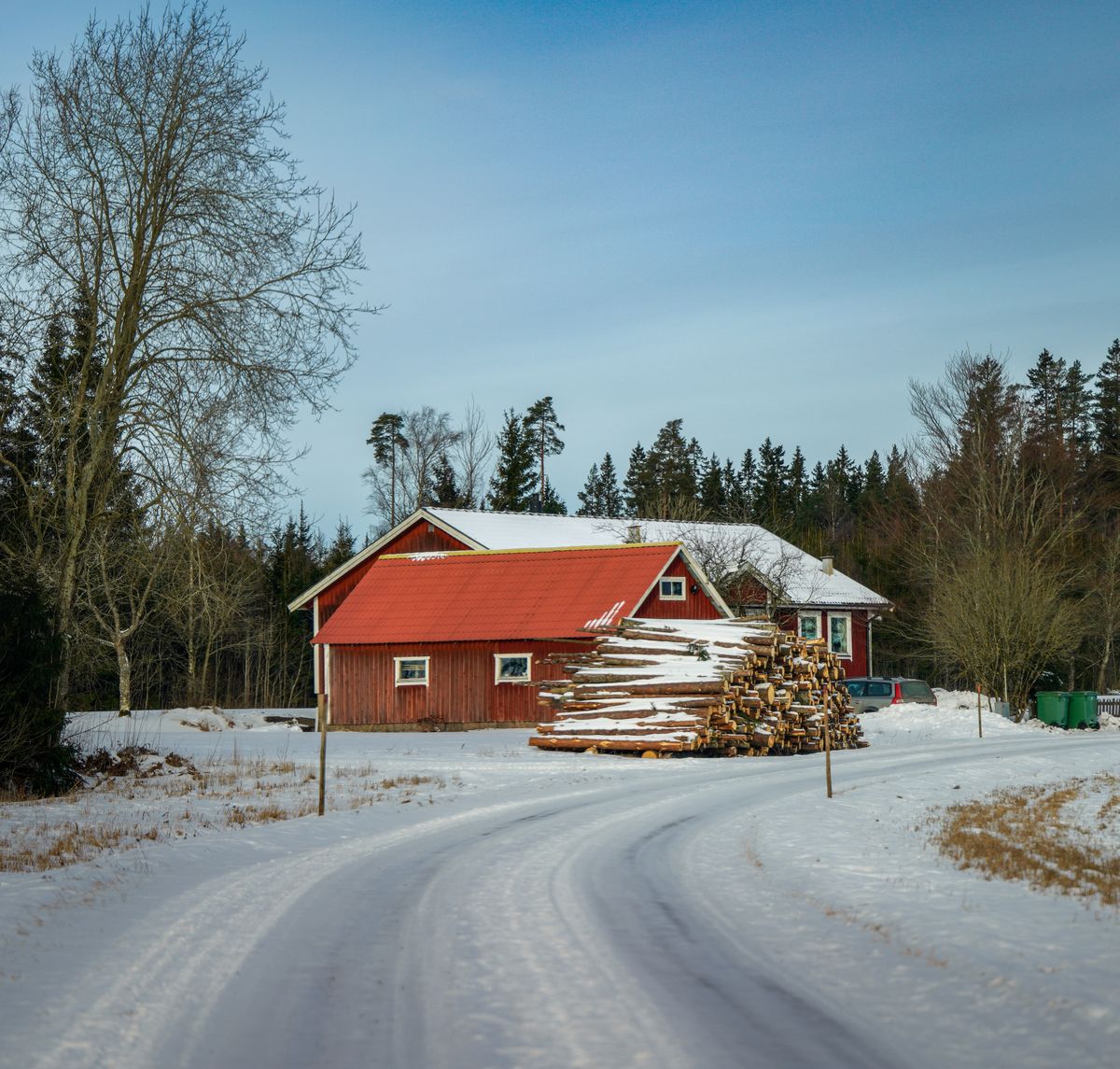 Rödmålad gård i vinterlandskap, Gästrikland
