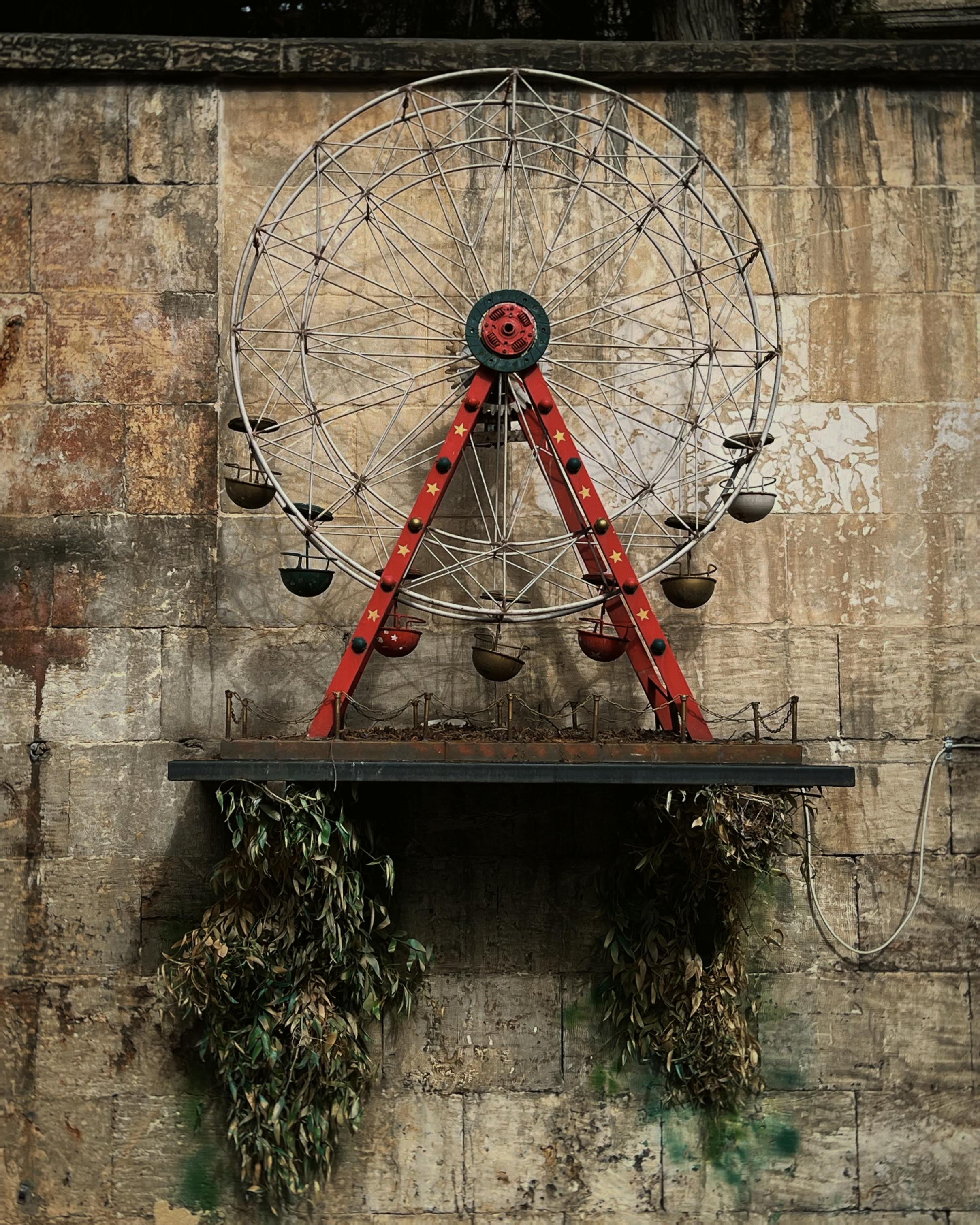 ฟรี กำแพงเก่าแก่ที่มีชิงช้าสวรรค์โบราณติดตั้งอยู่ ผสมผสานเสน่ห์แบบชนบทและความคิดถึงเข้าด้วยกัน คลังภาพถ่าย