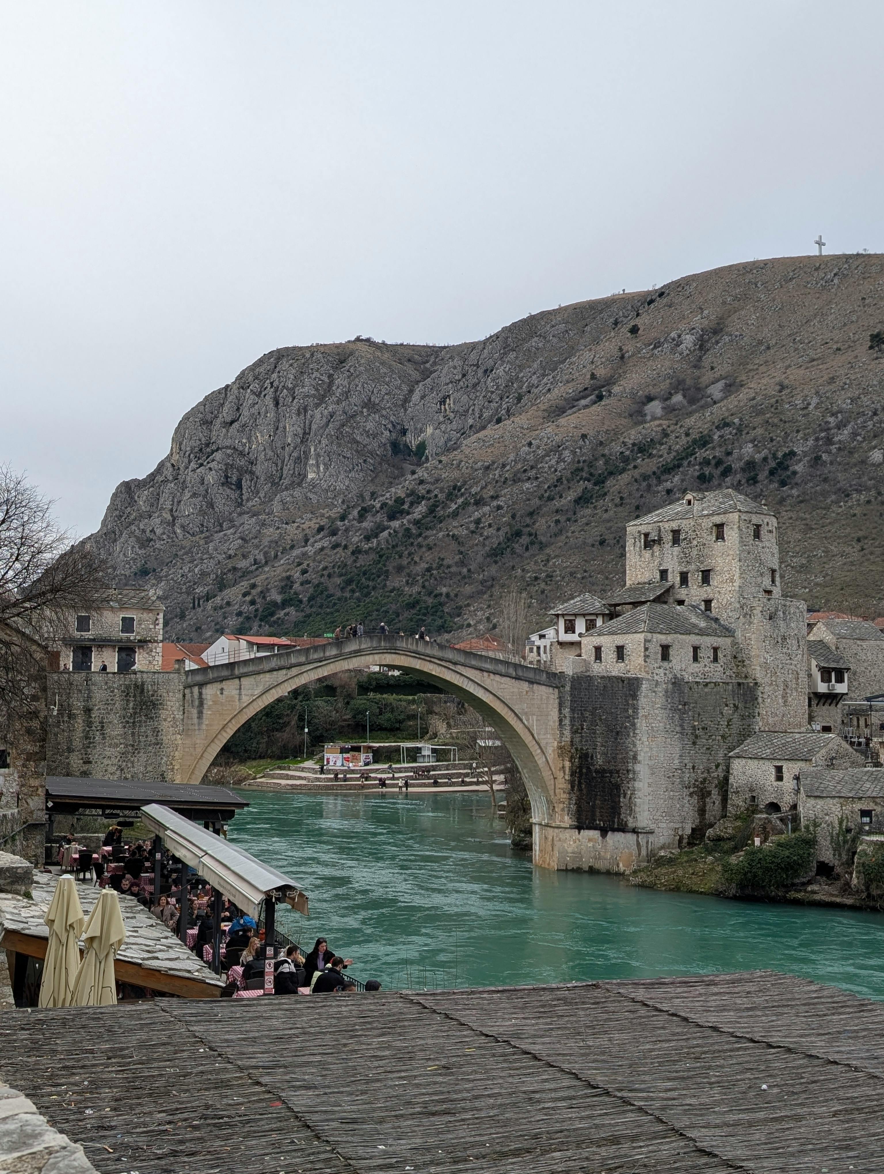 bezplatná Úžasný výhled na most Stari Most v Mostaru, který odhaluje jeho historickou architekturu. Základová fotografie