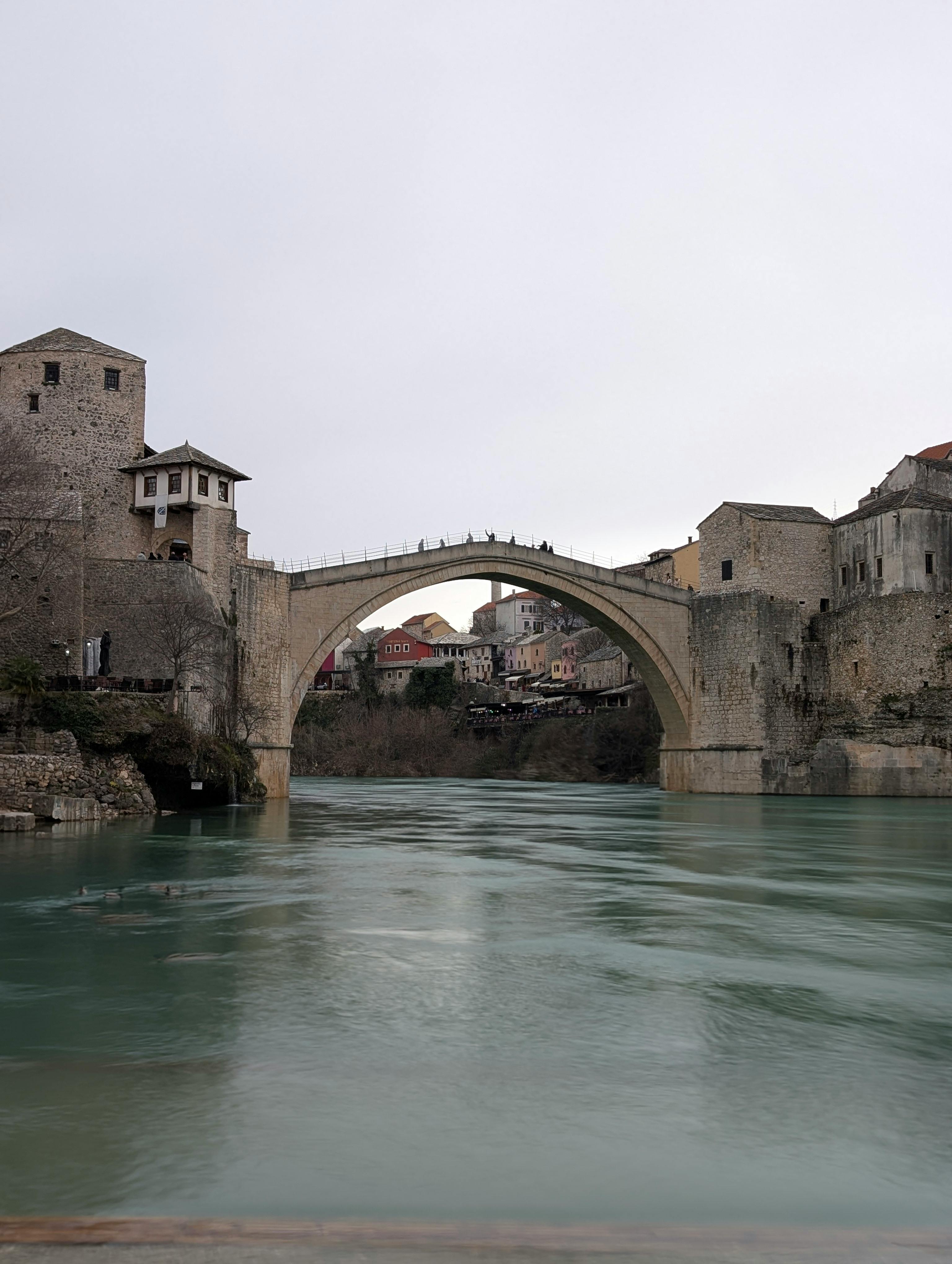 bezplatná Krásný výhled na historický most Stari Most přes řeku Neretvu v Mostaru v Bosně a Hercegovině. Základová fotografie