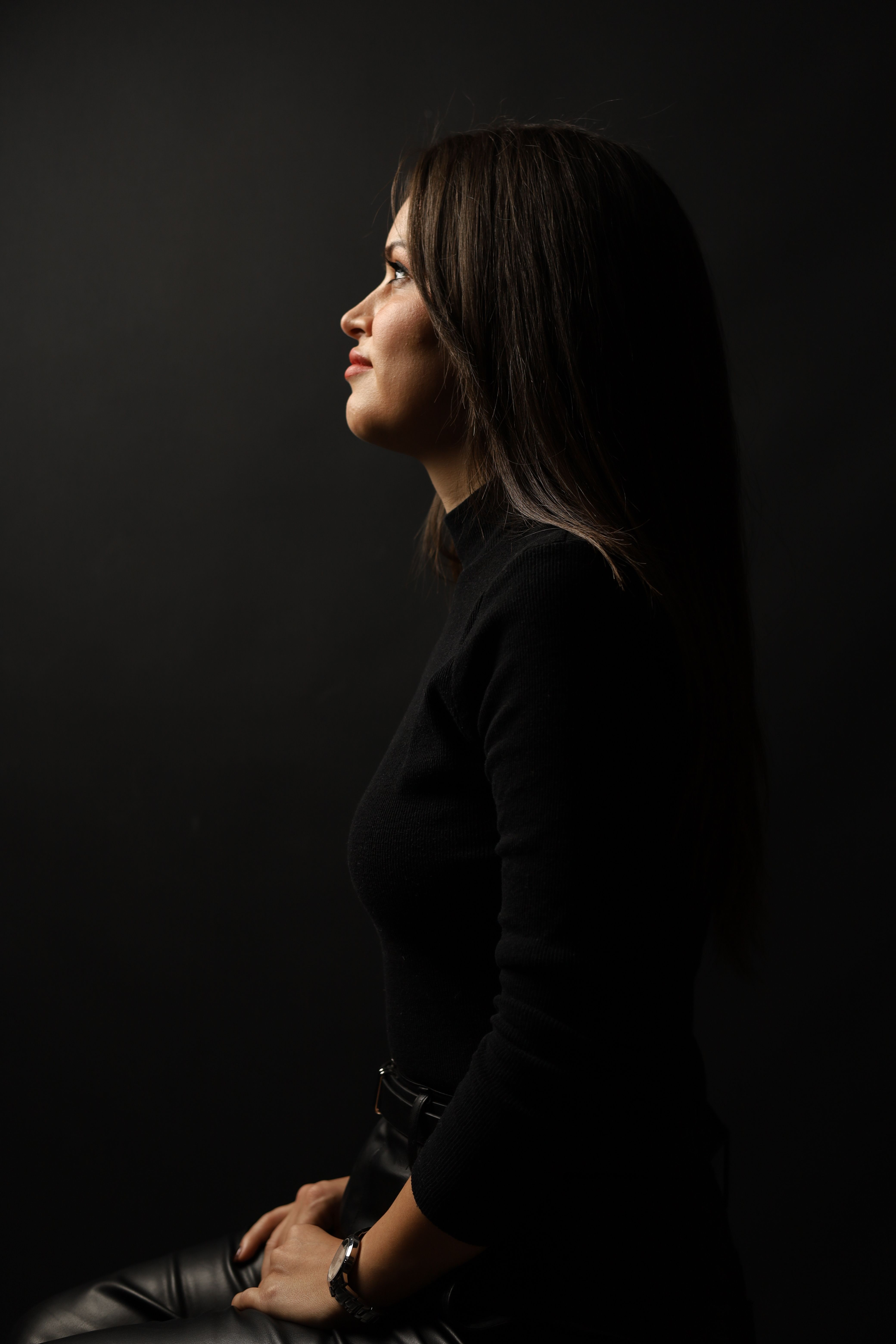Lindi Nunziato — side profile elegance