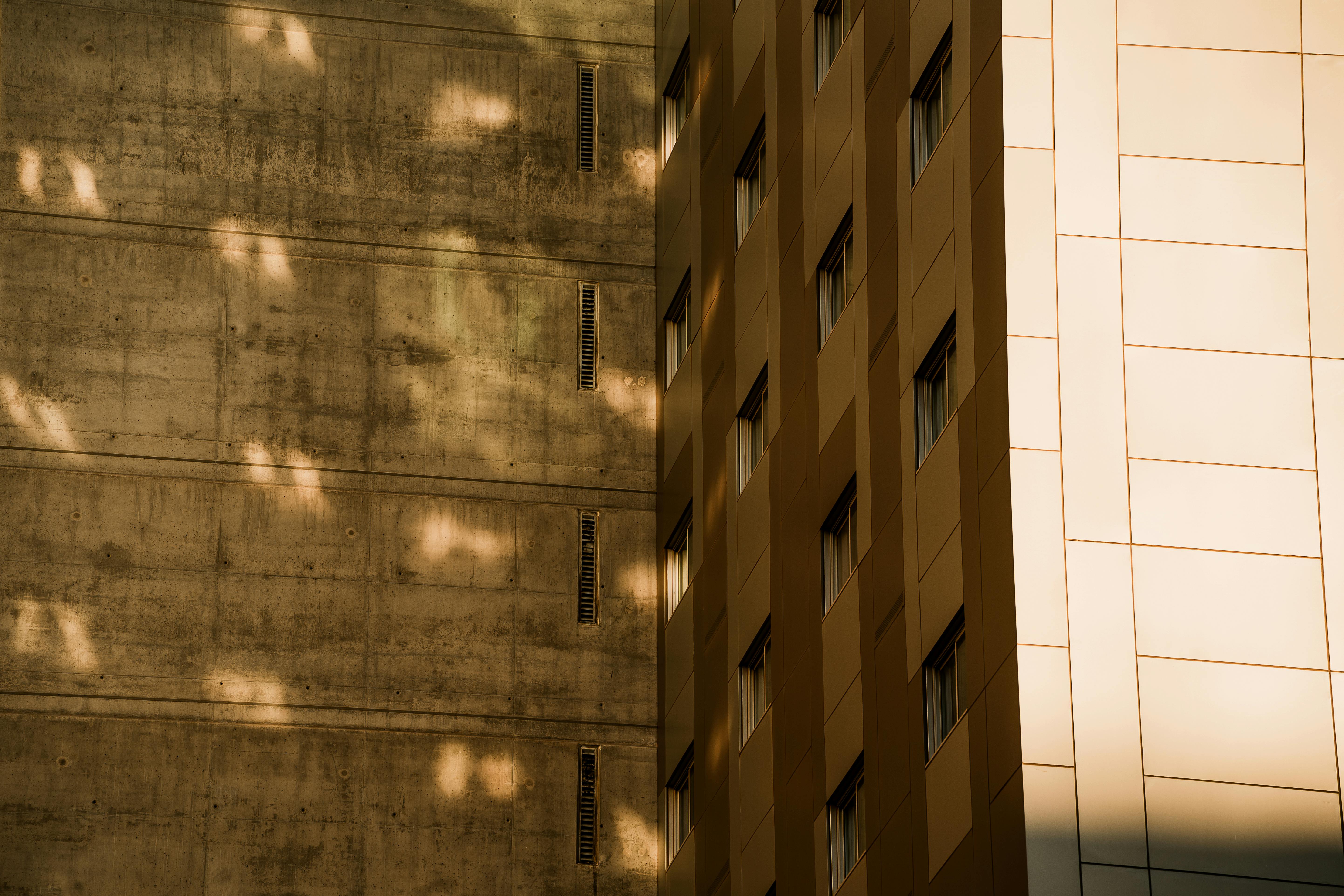 Gratis Vista astratta delle facciate contrastanti degli edifici nel centro di Phoenix durante il tramonto. Foto a disposizione