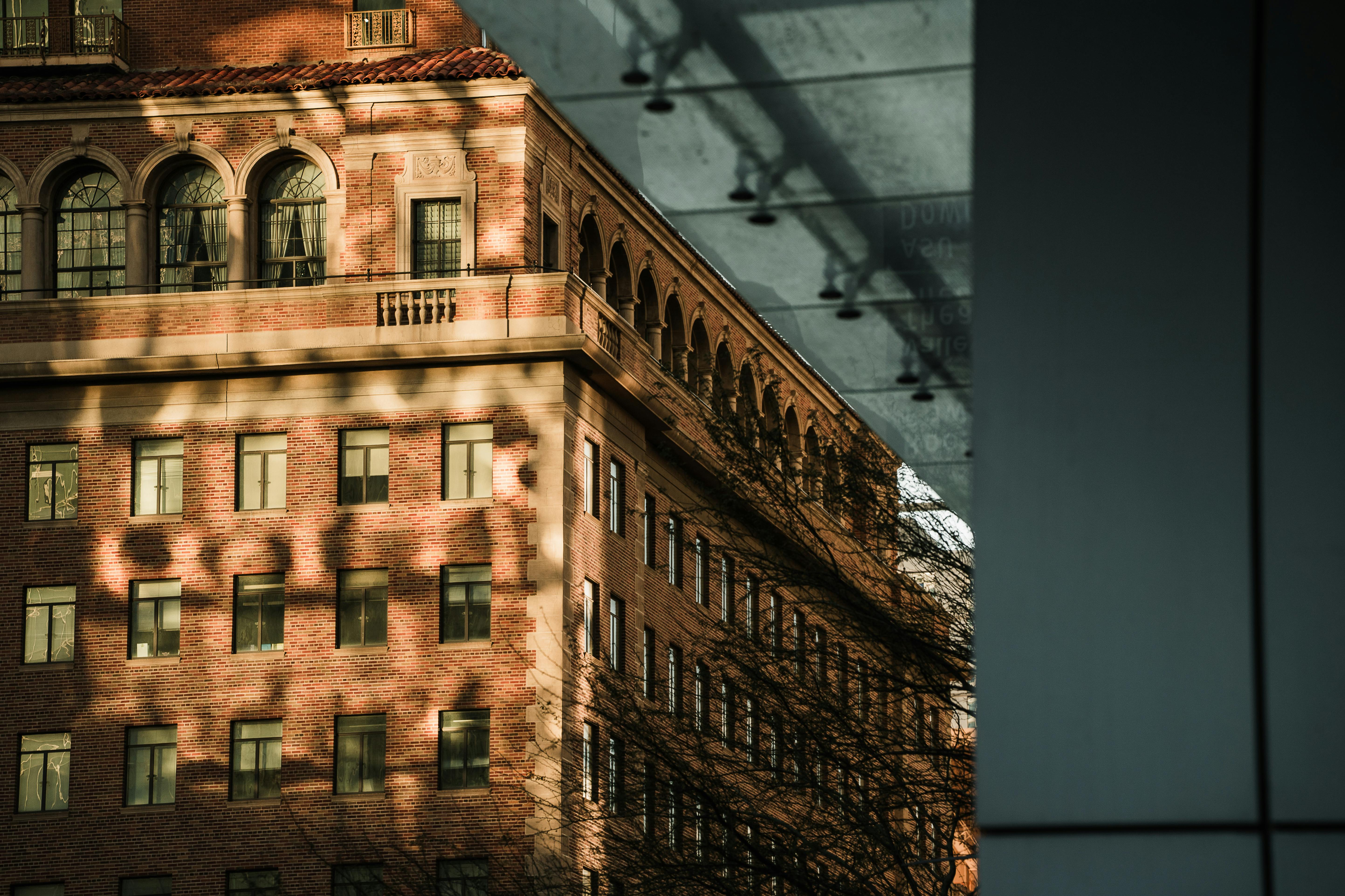 무료 피닉스에 있는 우아한 벽돌 건물로, 햇빛이 반사되어 아름다운 현대적인 건축 요소를 보여줍니다. 스톡 사진