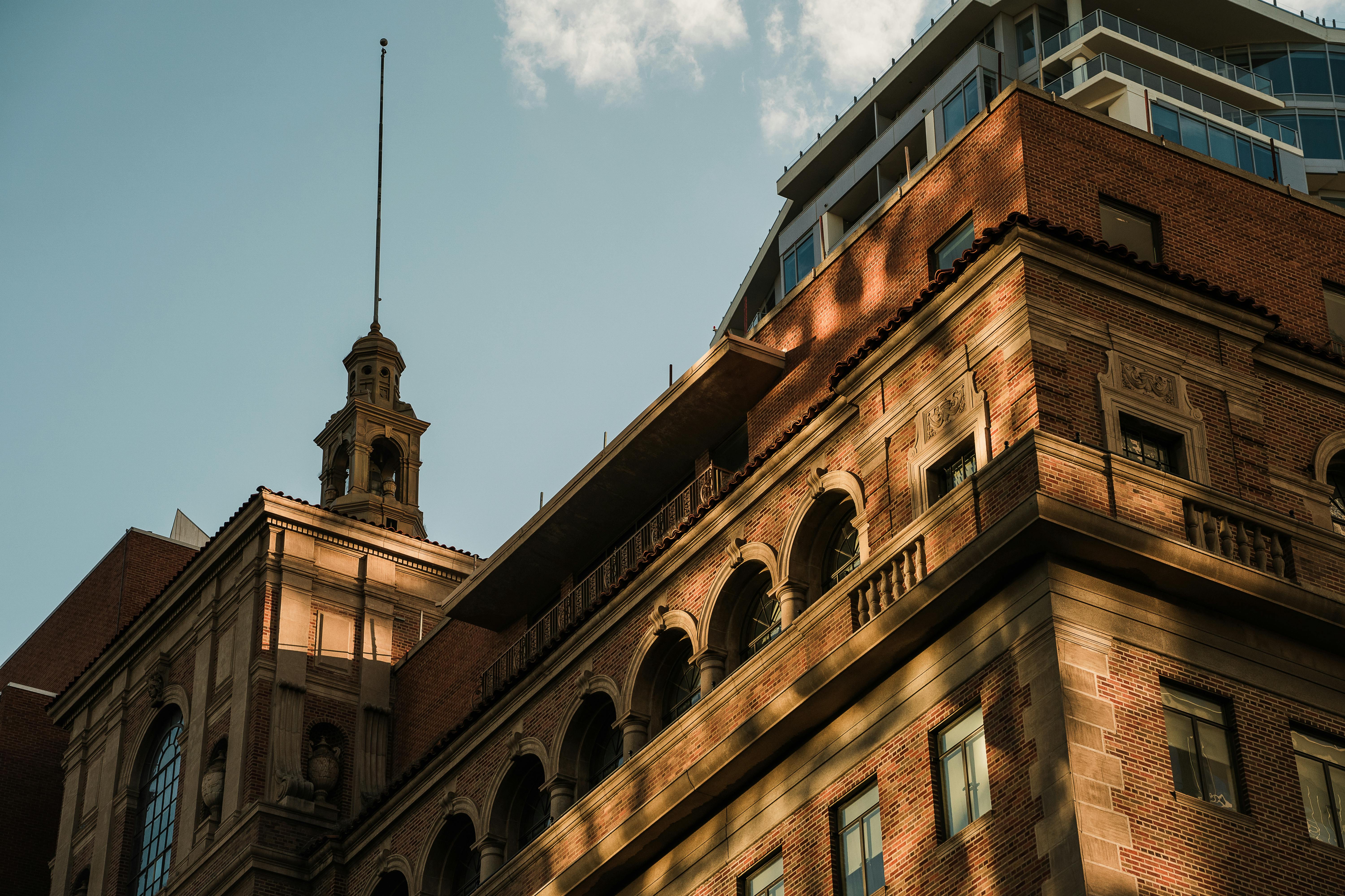 Kostnadsfria Elegant arkitektonisk detalj i en historisk byggnad i Phoenix, Arizona, med varmt solnedgångsbelysning. Stock foto