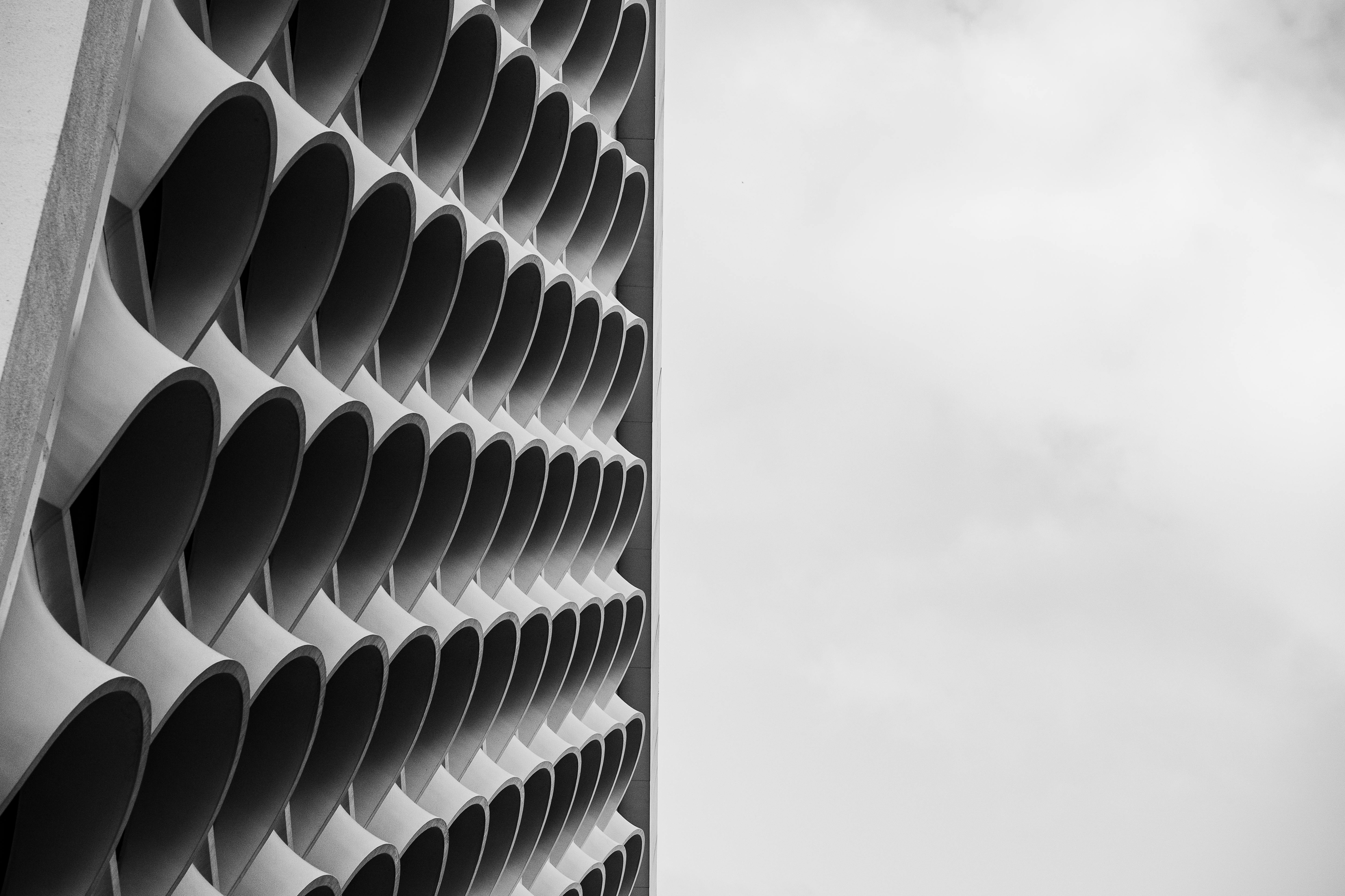 Gratis Foto in bianco e nero della facciata architettonica unica di un edificio moderno a Phoenix, Arizona. Foto a disposizione