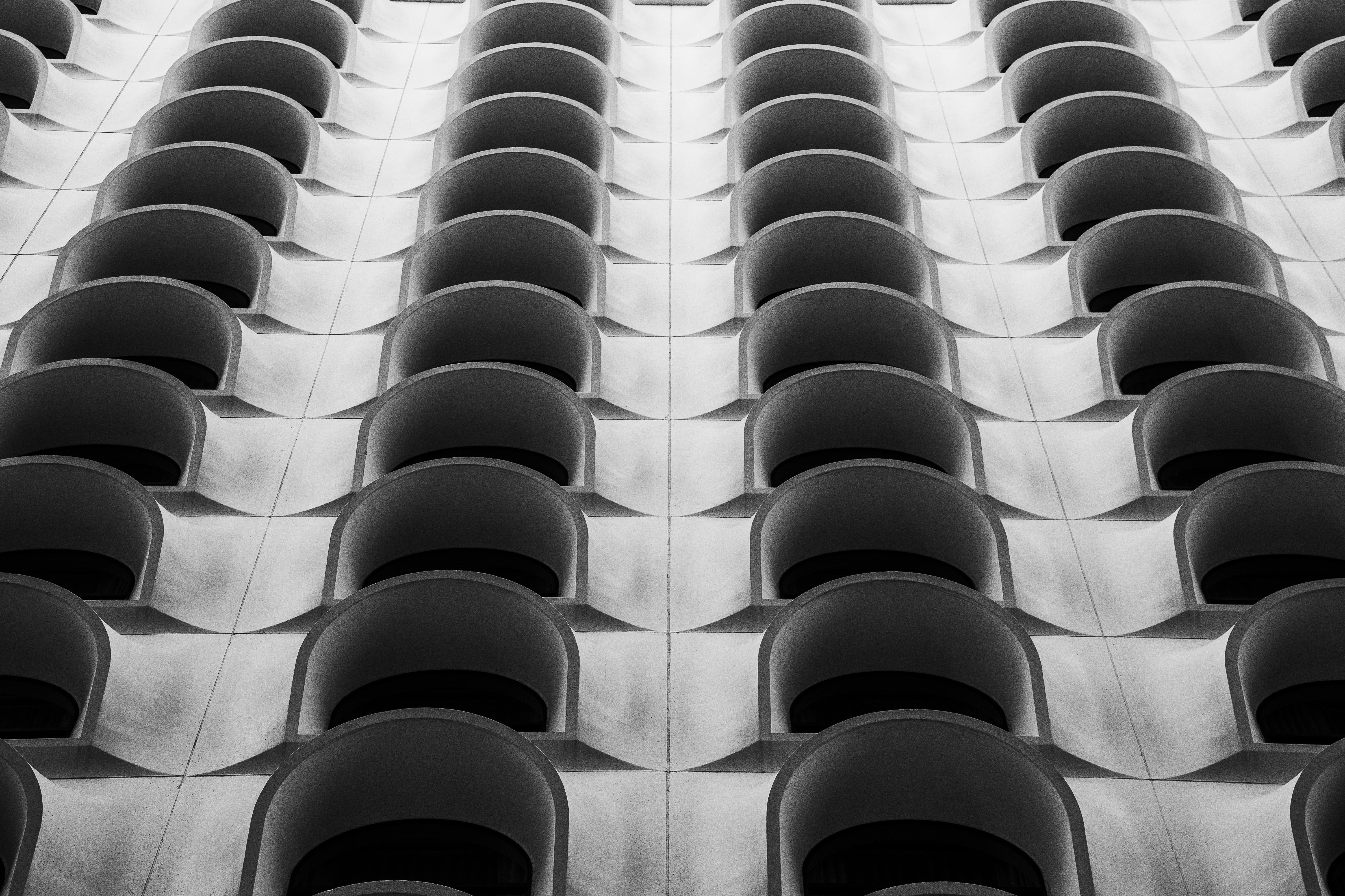 Gratis Foto astratta in bianco e nero della facciata di un edificio moderno a Phoenix, Arizona. Foto a disposizione