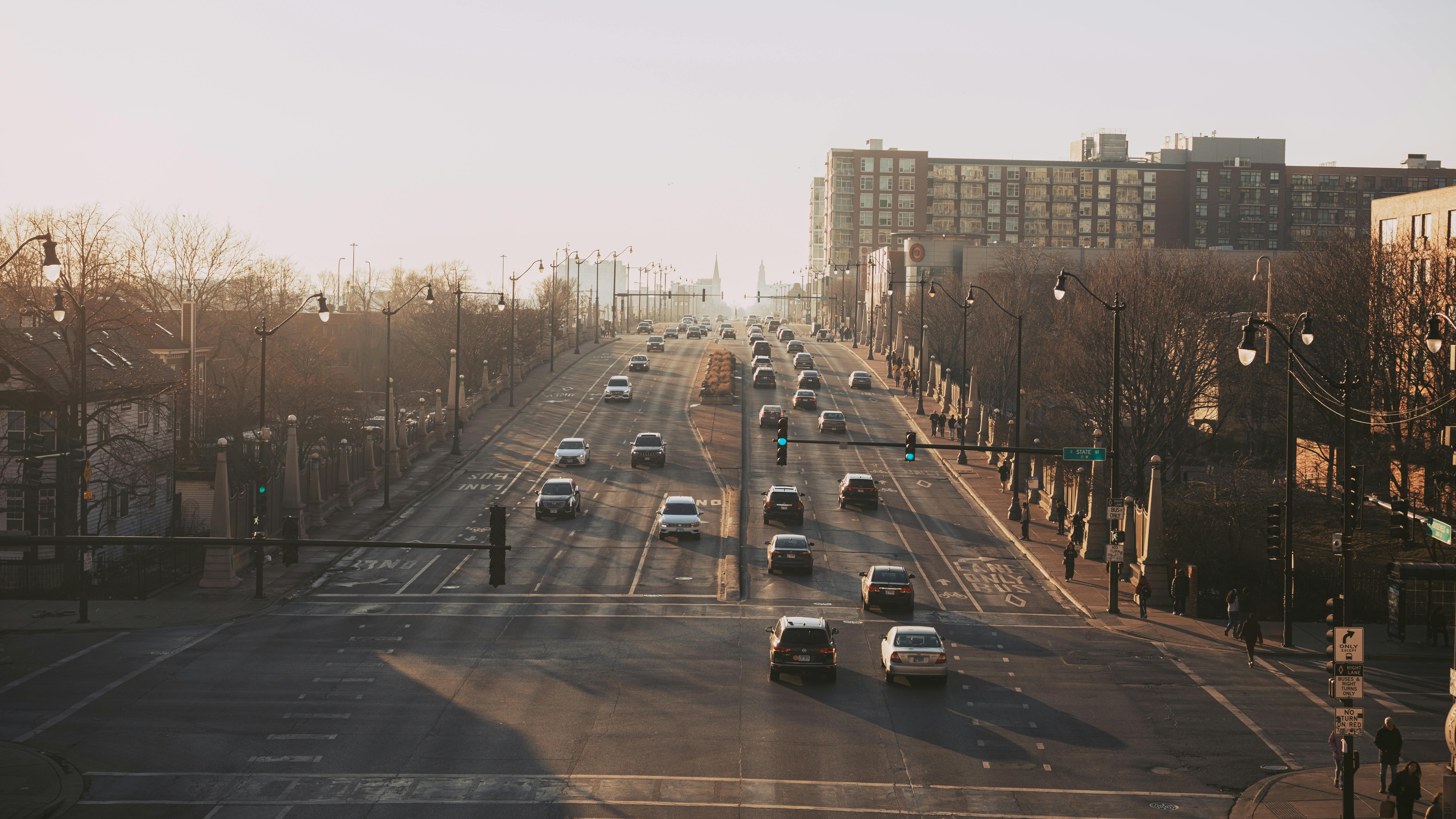 bezplatná Základová fotografie zdarma na téma architektura, auta, budovy Základová fotografie