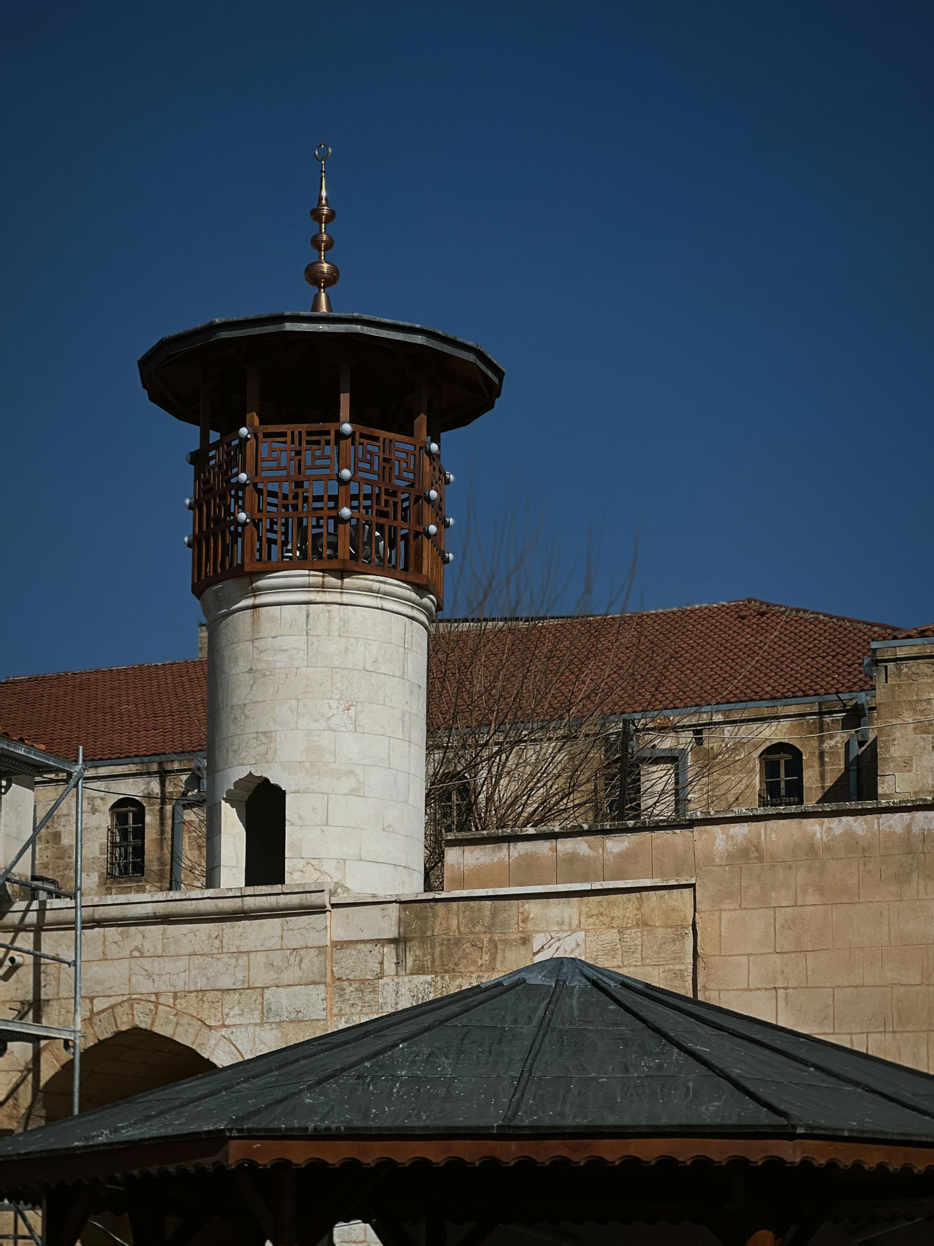 Ilmainen Monimutkaisesti muotoiltu ja kirkkaansininen kivitorni, joka esittelee historiallista arkkitehtuuria. Kuvapankkikuva