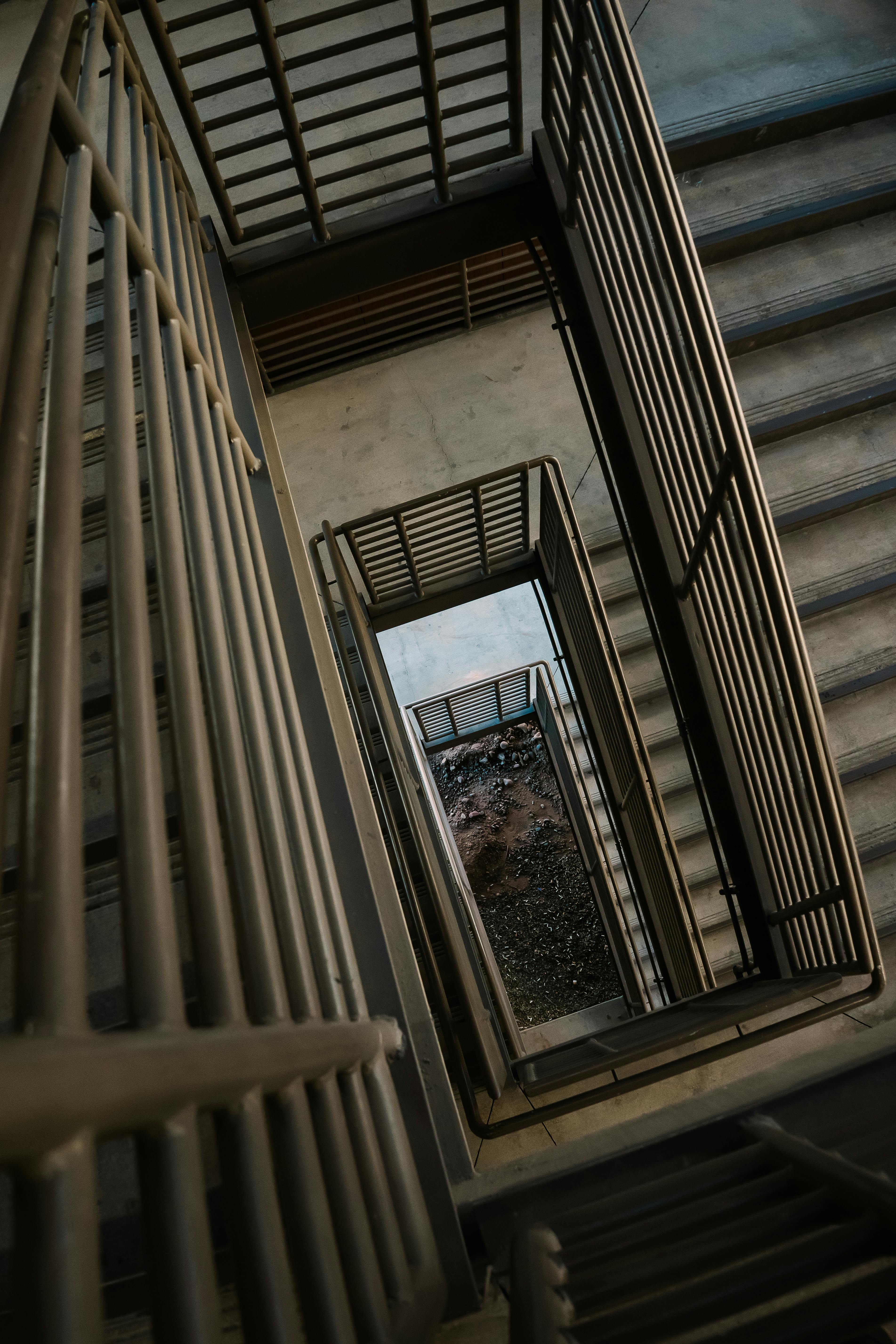 ingyenes Drámai absztrakt kép egy fém lépcsőről felülről Tempe-ben, Arizonában. Stockfotó