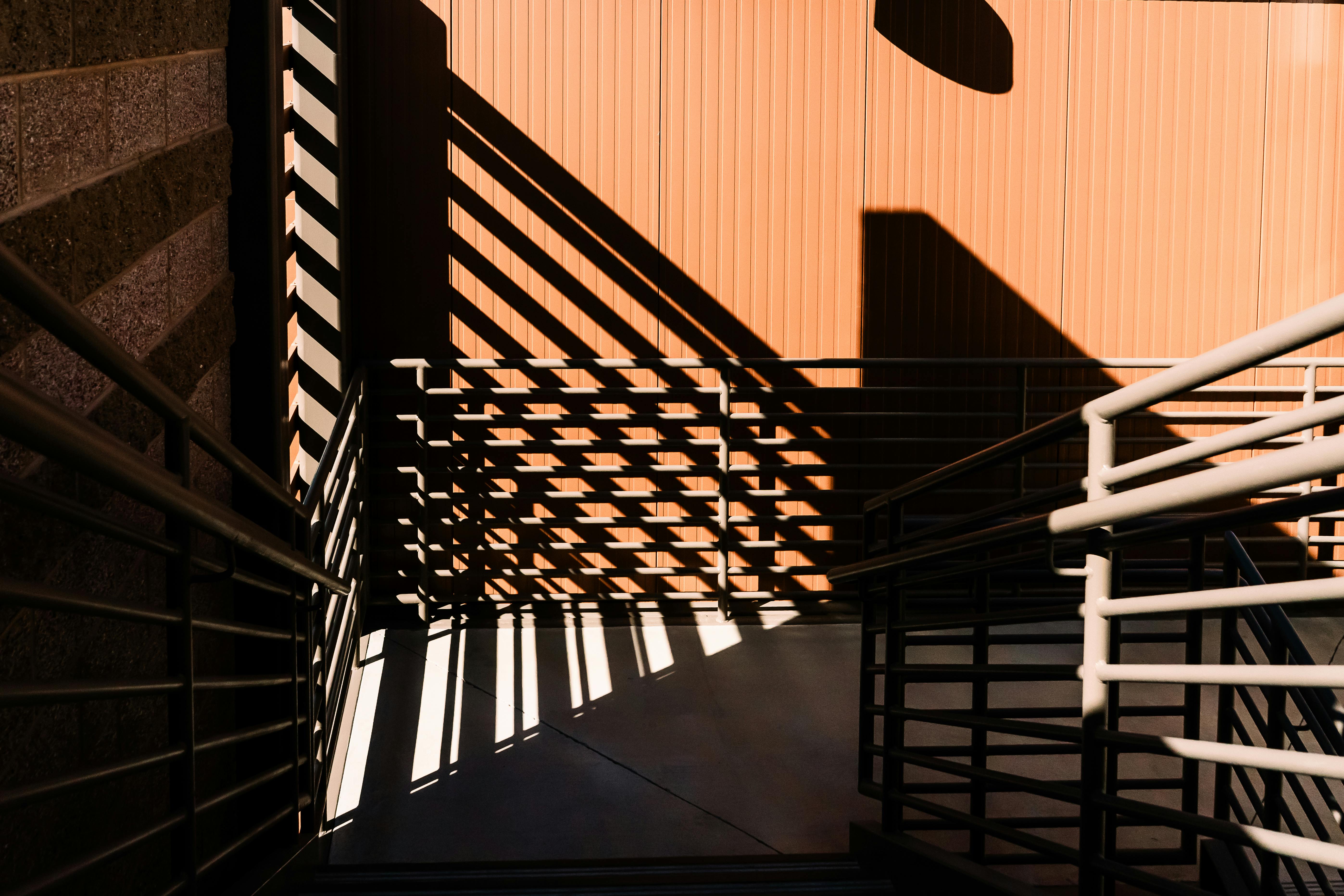 Gratis Ombre spettacolari creano motivi geometrici su una scalinata a Tempe, Arizona, Stati Uniti. Foto a disposizione