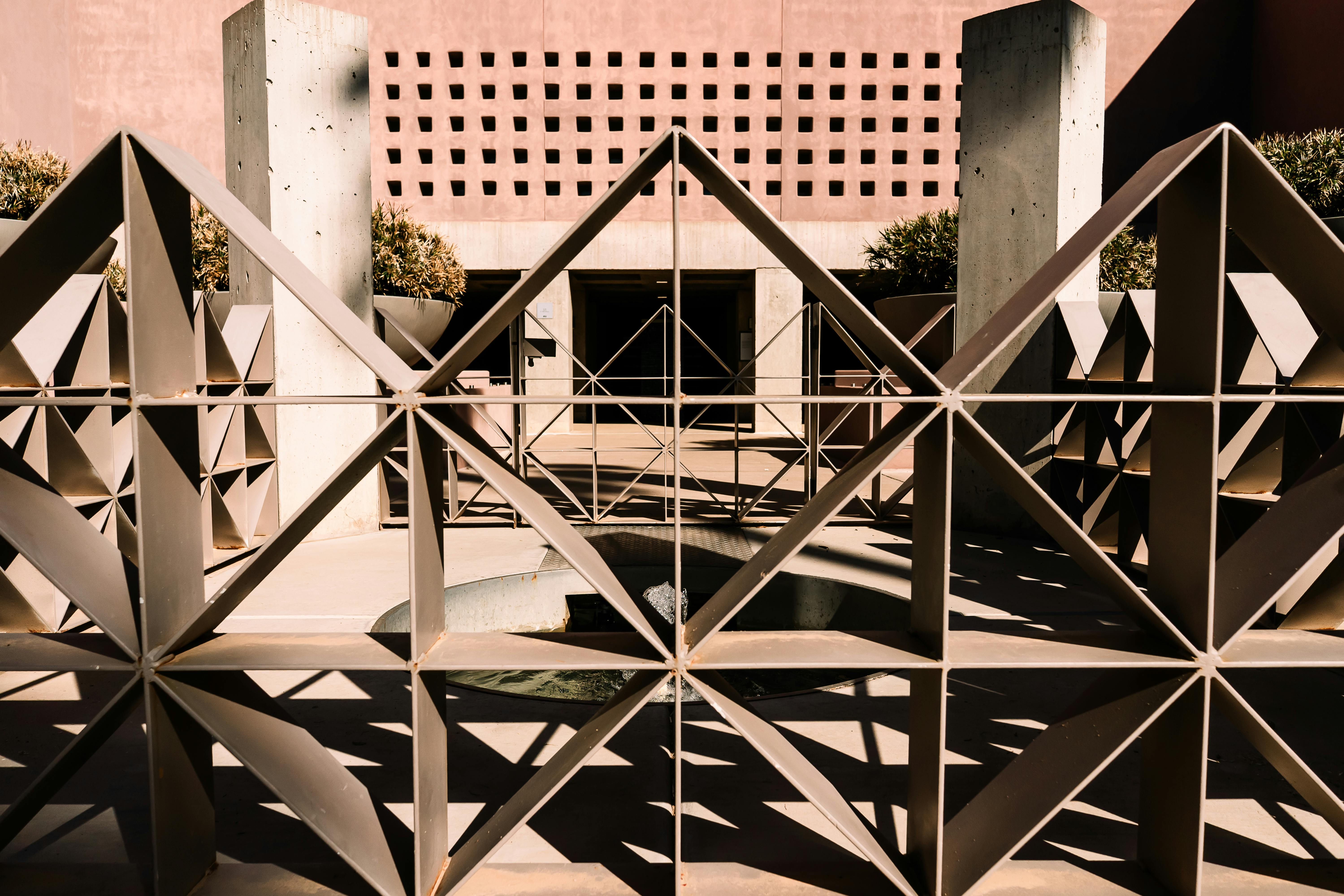 Ilmainen Geometrinen metallirakenne Tempessä, Arizonassa, heijastaa modernia arkkitehtonista tyyliä auringonvalossa. Kuvapankkikuva