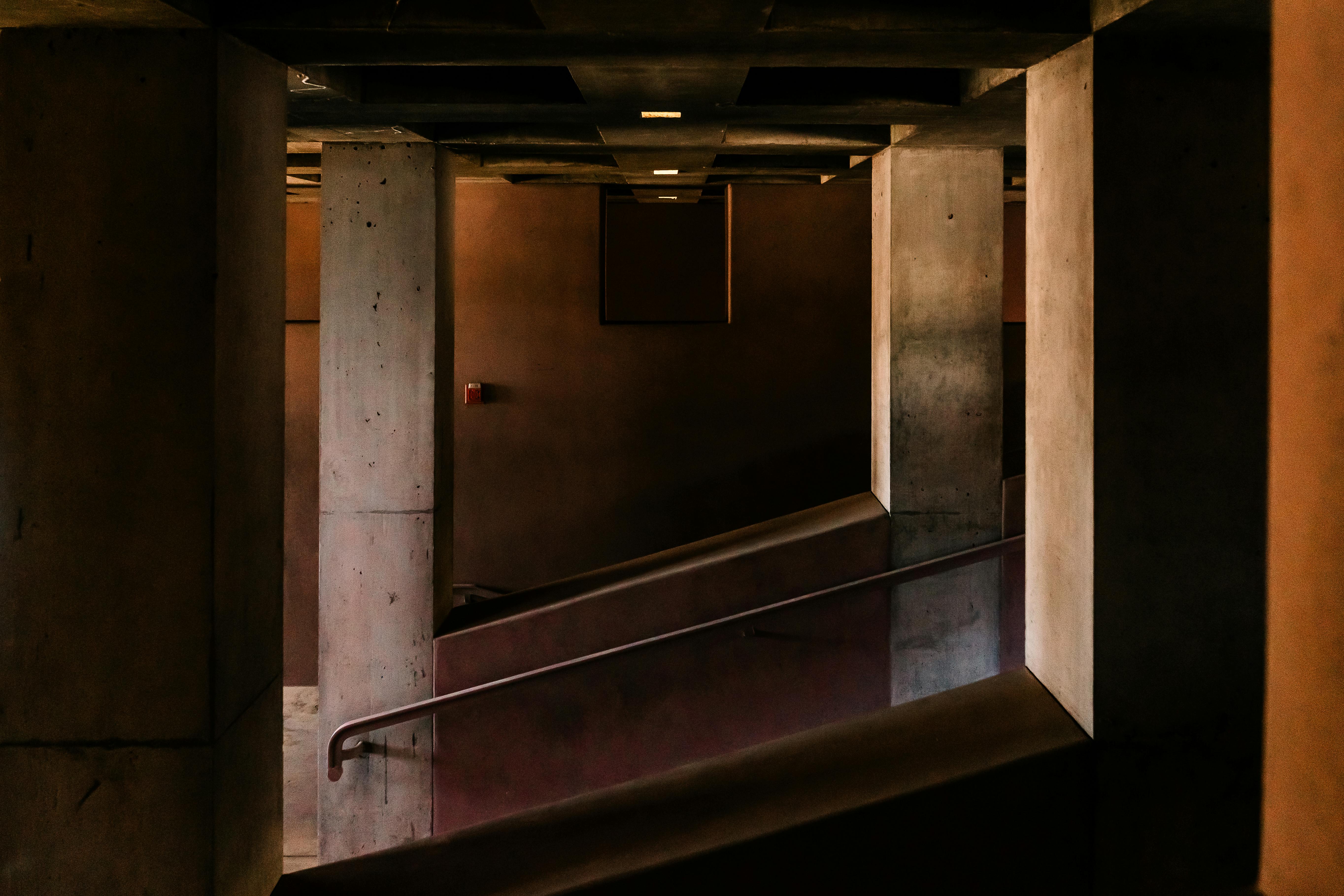 Gratis Moderne arkitektonisk design med betonsøjler inde i en bygning i Tempe, Arizona. Lagerfoto