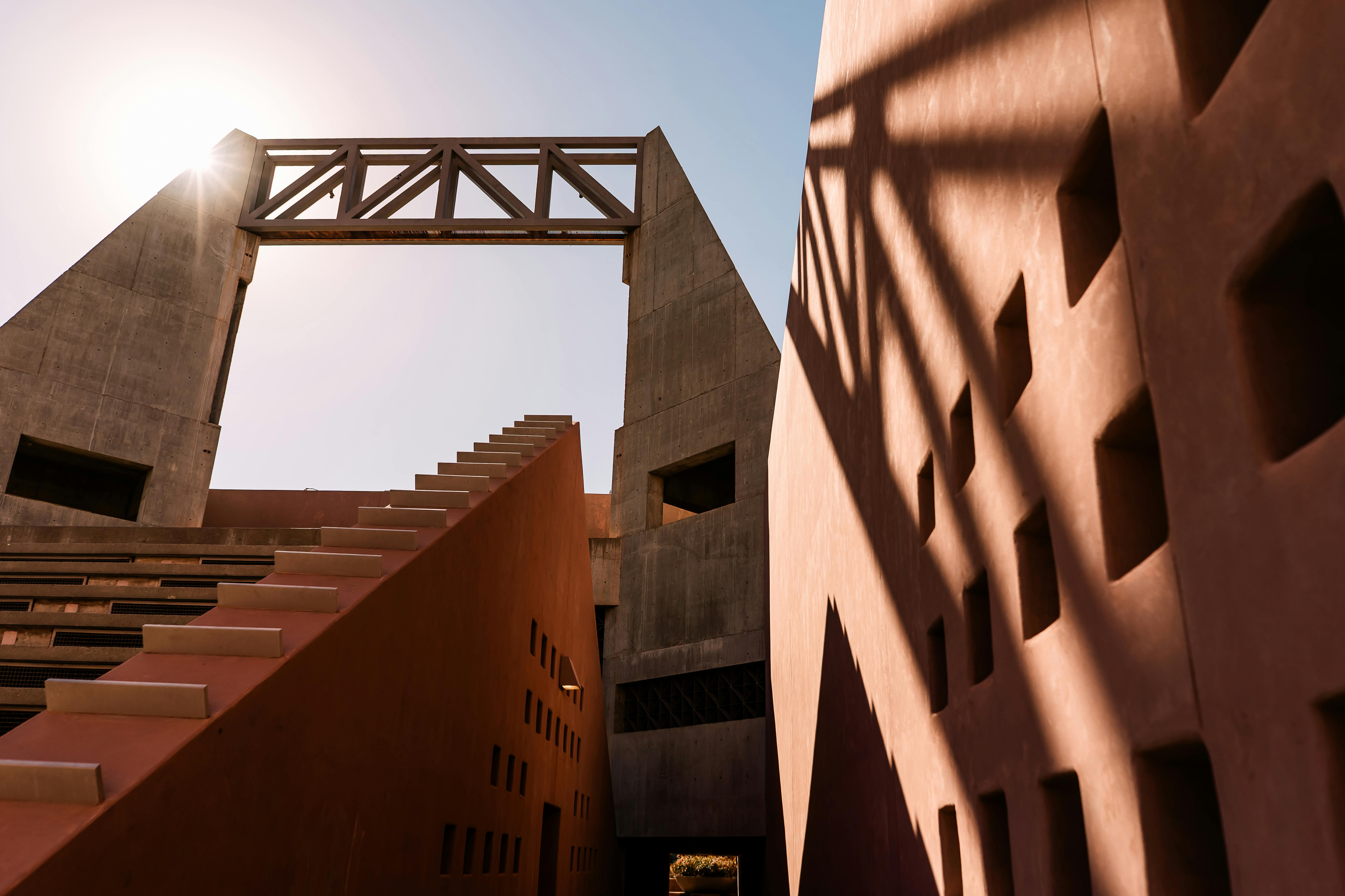 bezplatná Prozkoumejte úchvatnou architekturu Tempe v Arizoně s dramatickými stíny vrhanými odpoledním sluncem. Základová fotografie