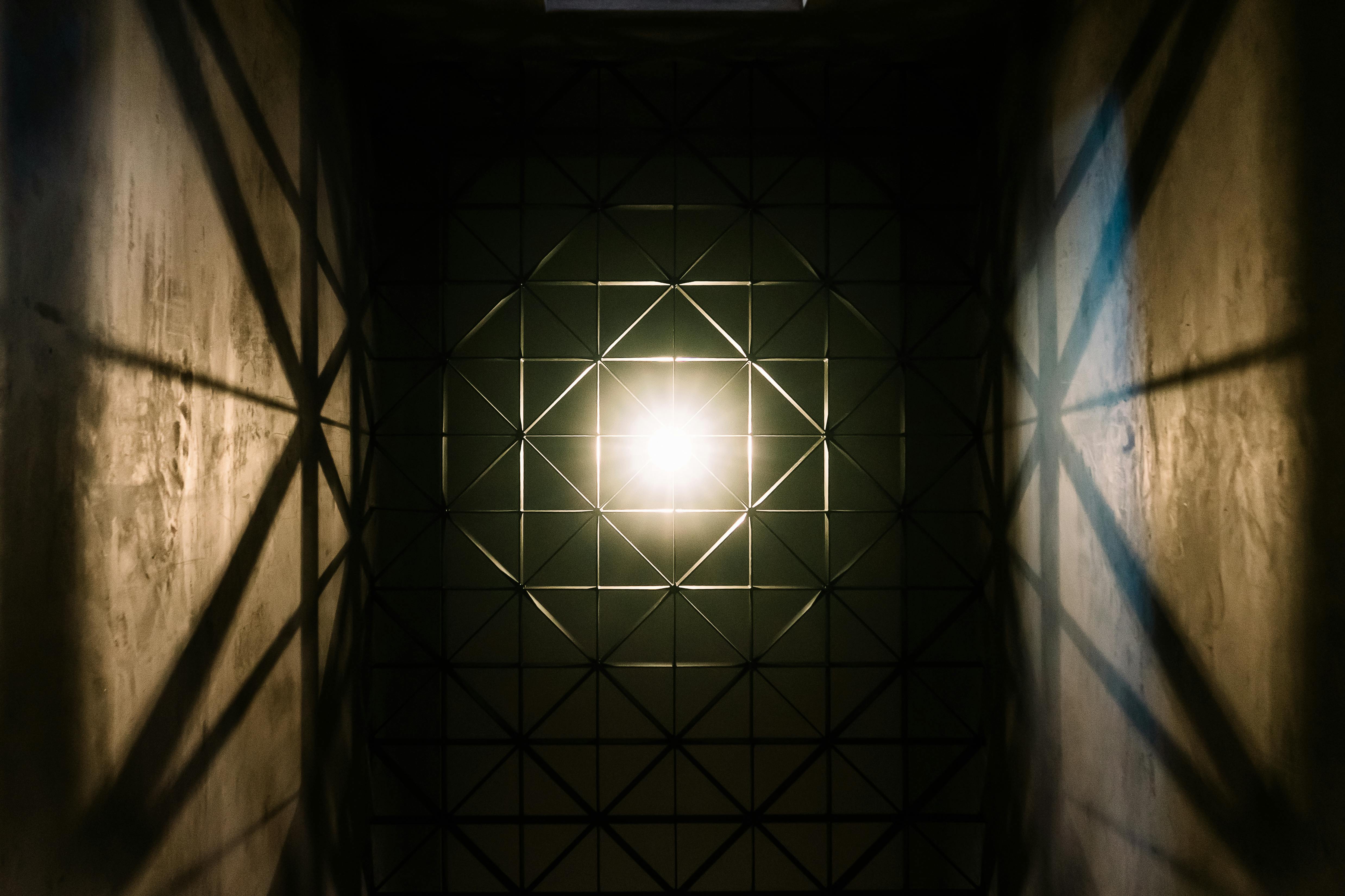 Zadarmo Dynamická súhra svetla a tieňov vrhaná na geometrické architektonické povrchy. Fotka z fotobanky