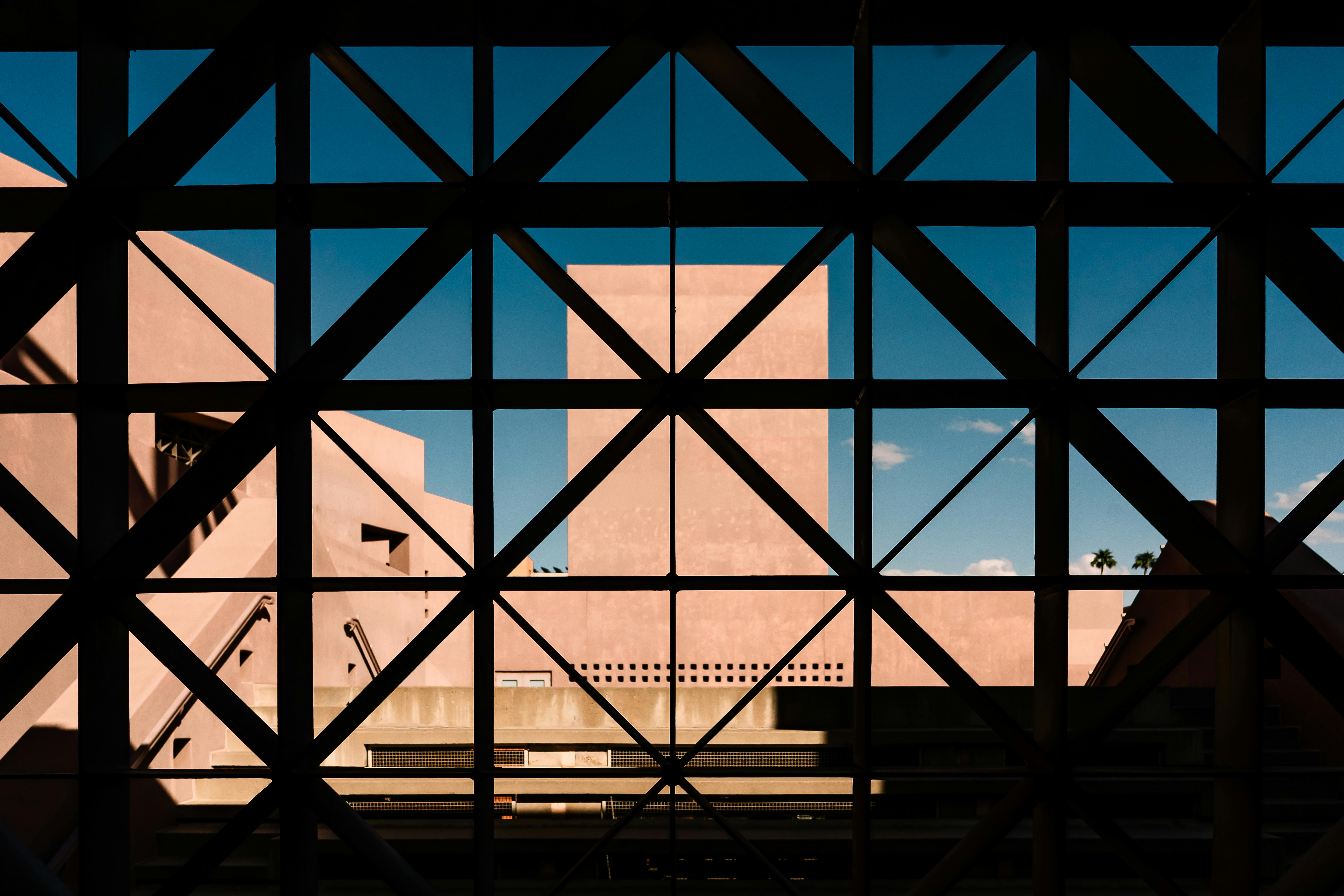 Kostenlos Moderne Architektur, sichtbar durch ein Gittergerüst im sonnigen Tempe, Arizona. Stock-Foto