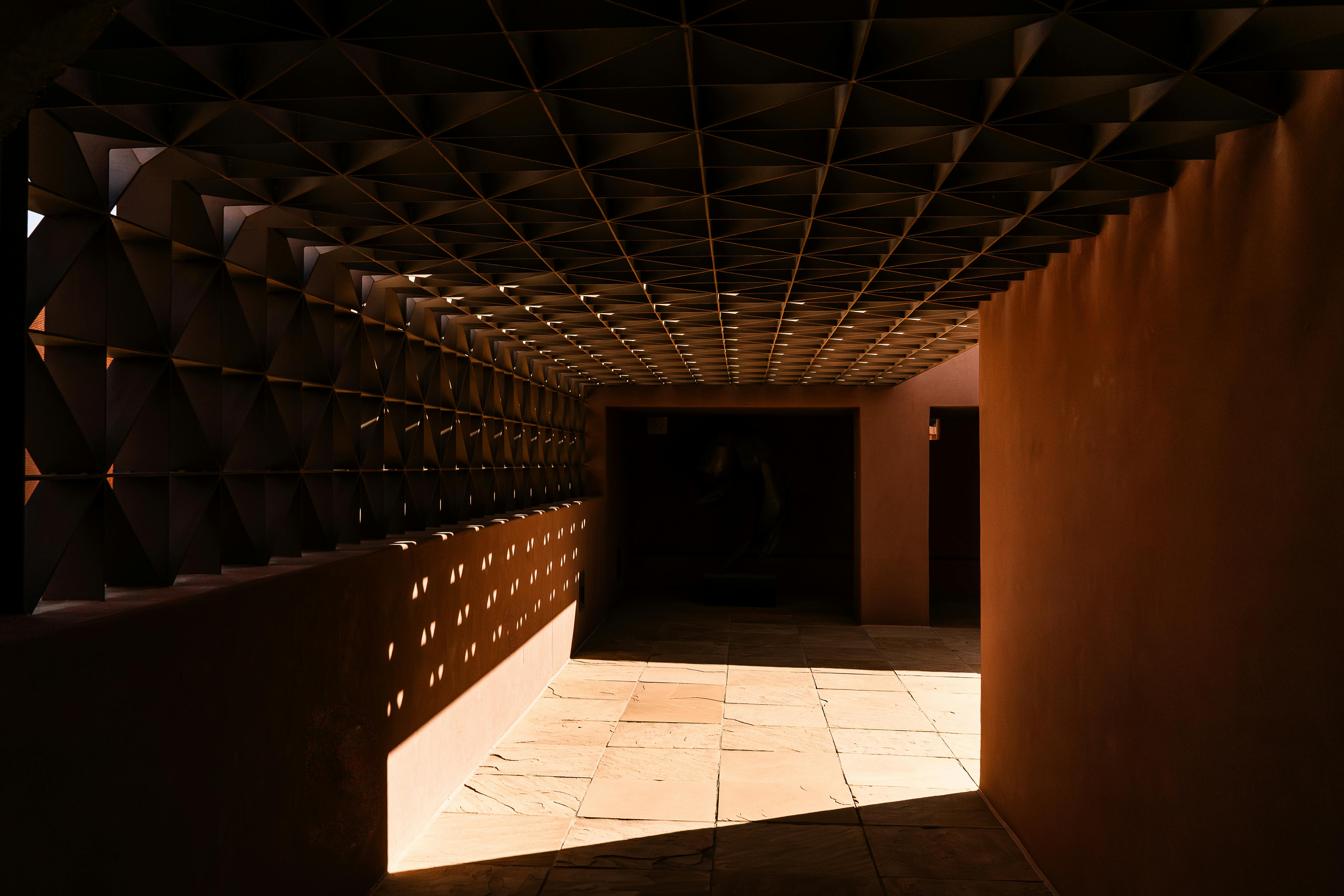 Gratis Corridoio soleggiato che mette in mostra ombre astratte e architettura moderna a Tempe, Arizona. Foto a disposizione