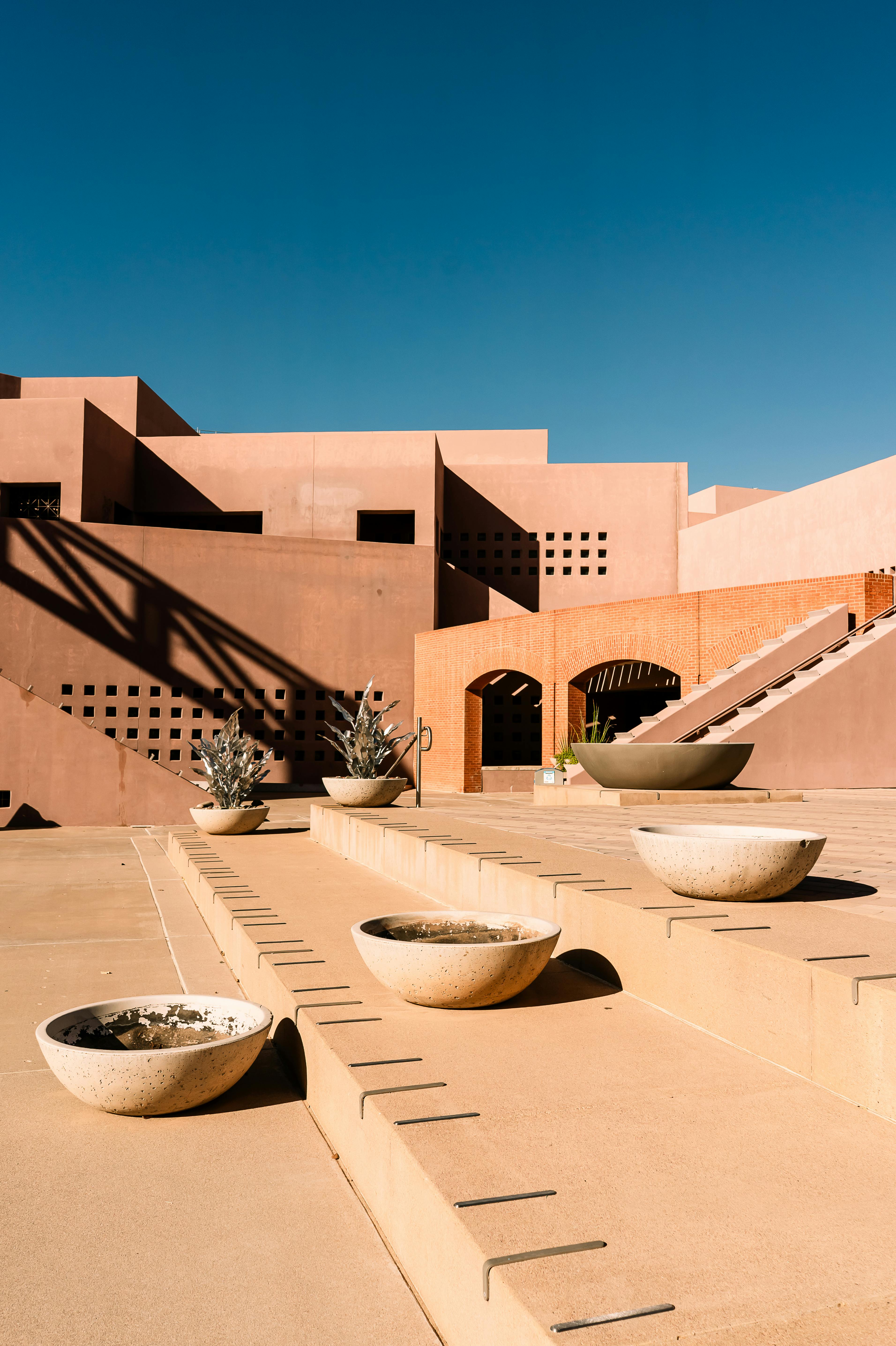 Ilmainen Tutustu julkisen tilan geometriseen arkkitehtoniseen suunnitteluun ja maisemointiin Tempessä, Arizonassa. Kuvapankkikuva