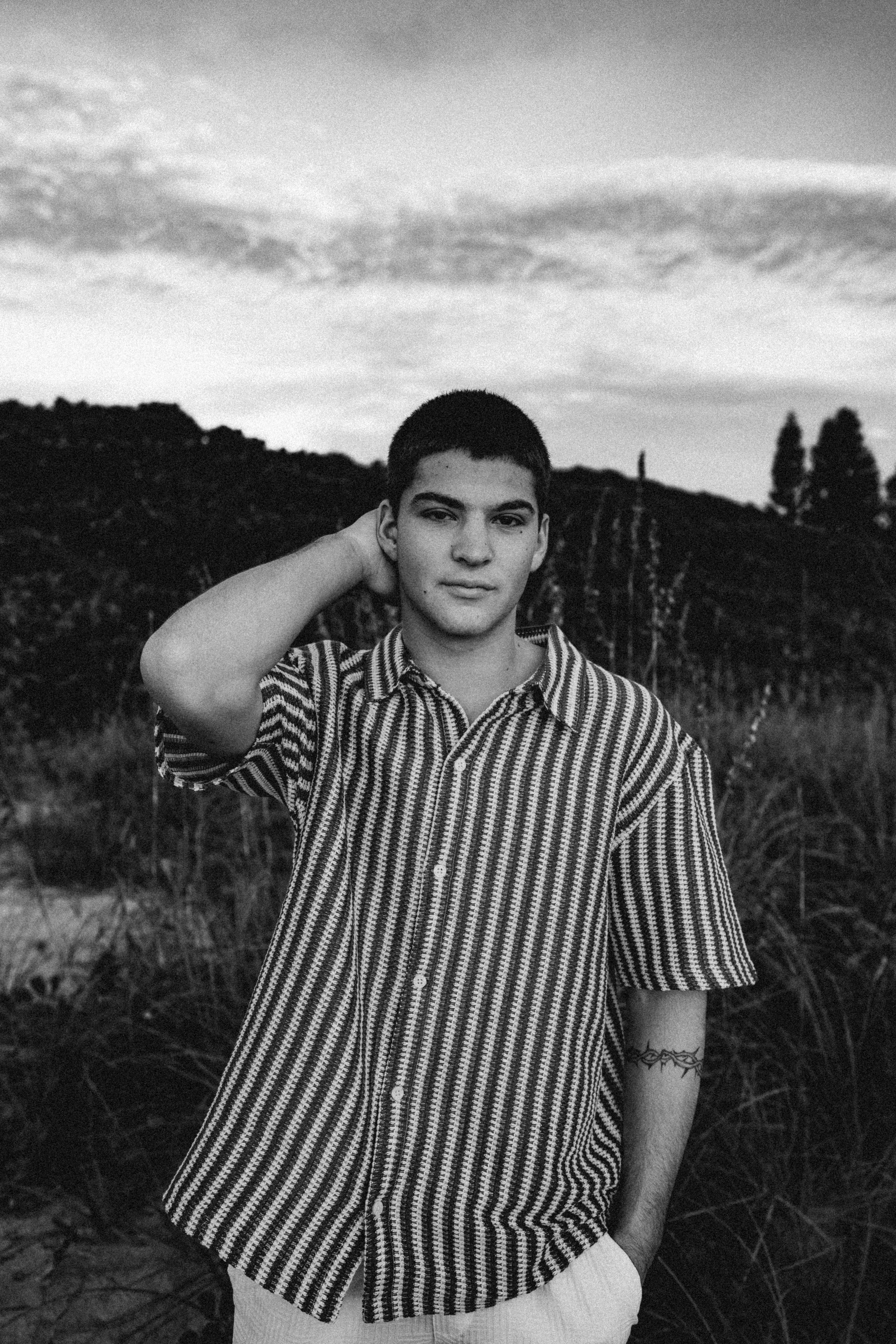 ฟรี ภาพถ่ายขาวดำสุดเก๋กลางแจ้งของชายหนุ่มในเสื้อลายทาง คลังภาพถ่าย