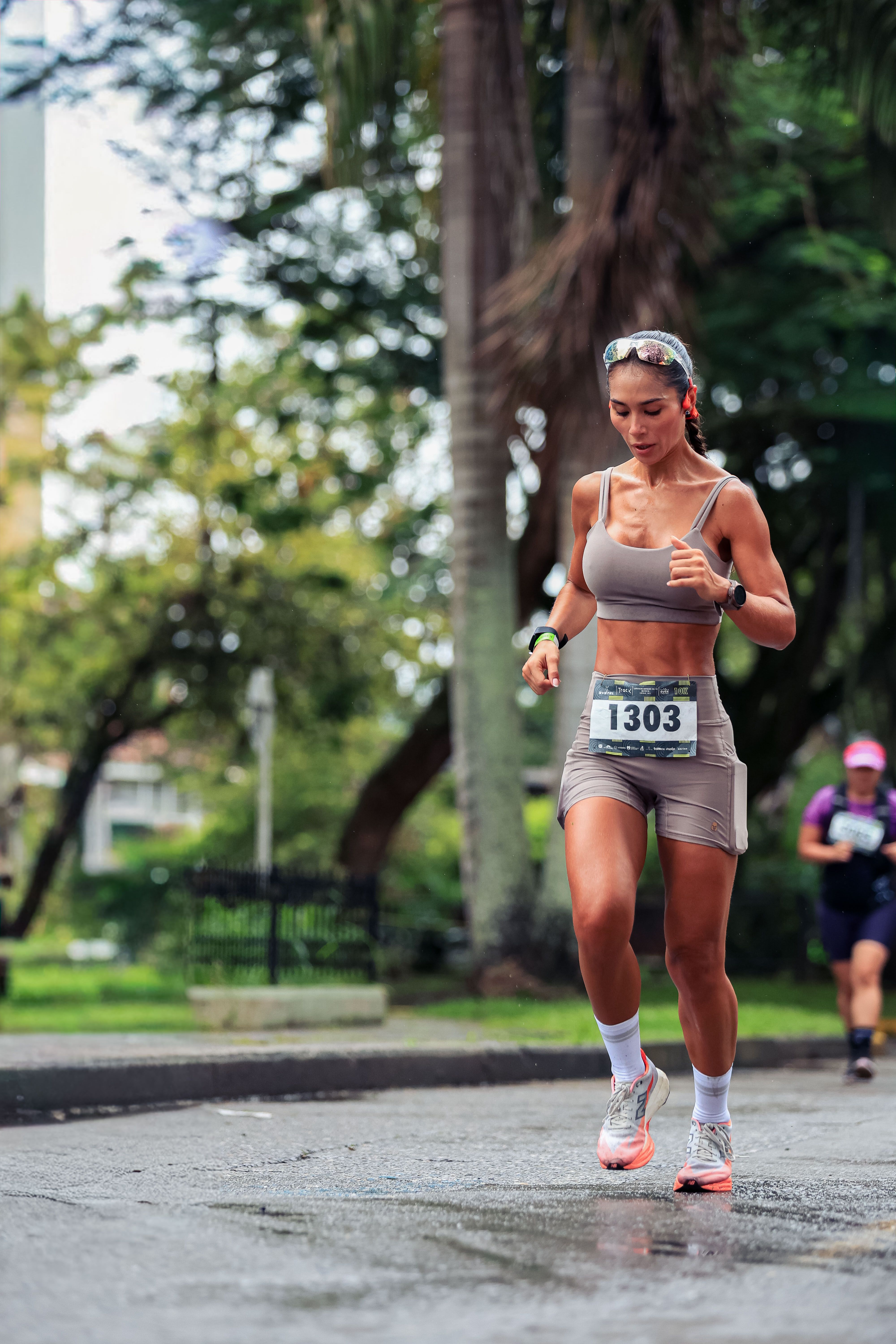 Corredora Feminina Participa De Maratona Em Rua Molhada · Foto ...