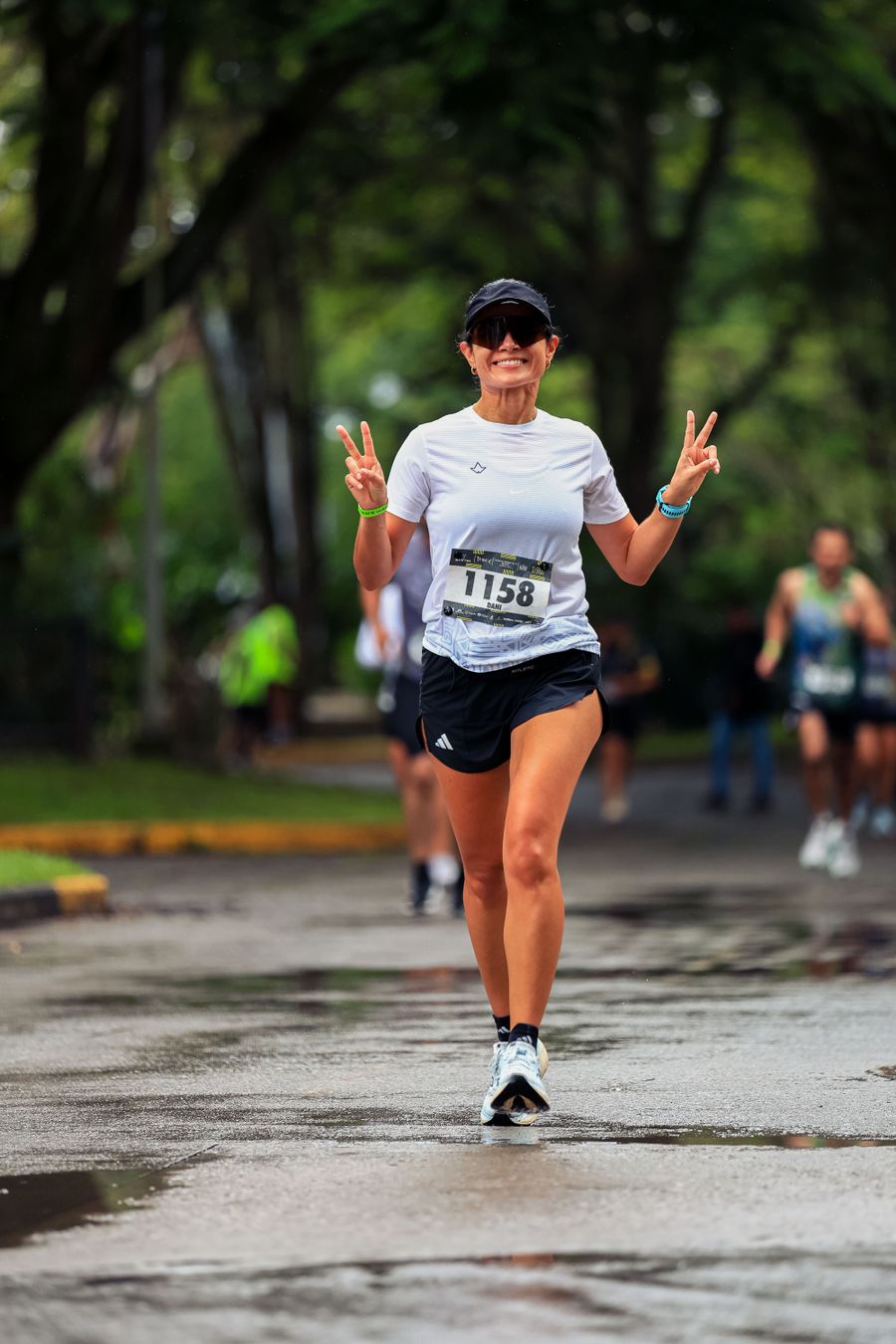 Mujer postparto haciendo ejercicio suave en casa