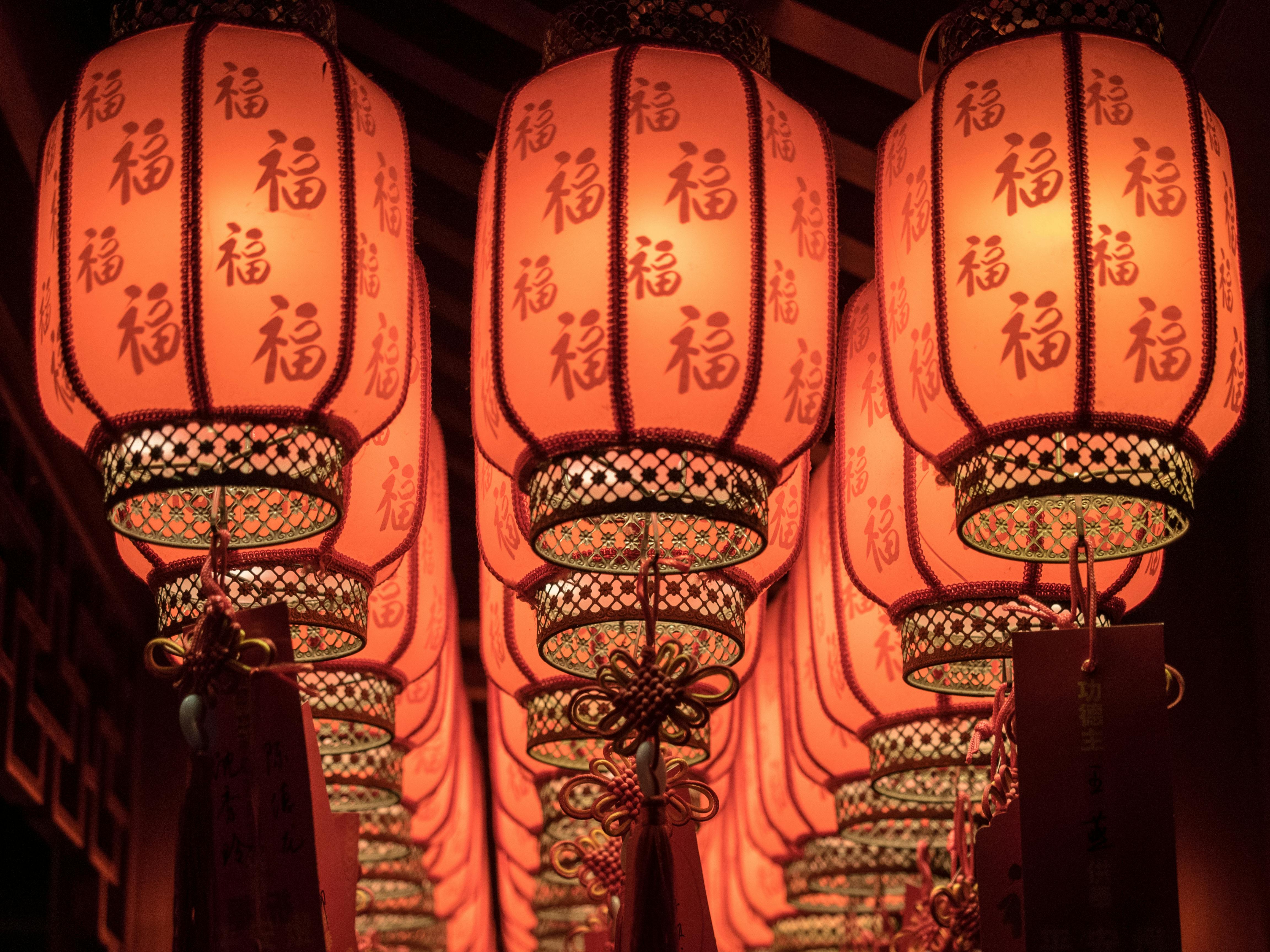 Gratis File di lanterne cinesi rosse luminose con scritte, che simboleggiano festa e buona fortuna. Foto a disposizione