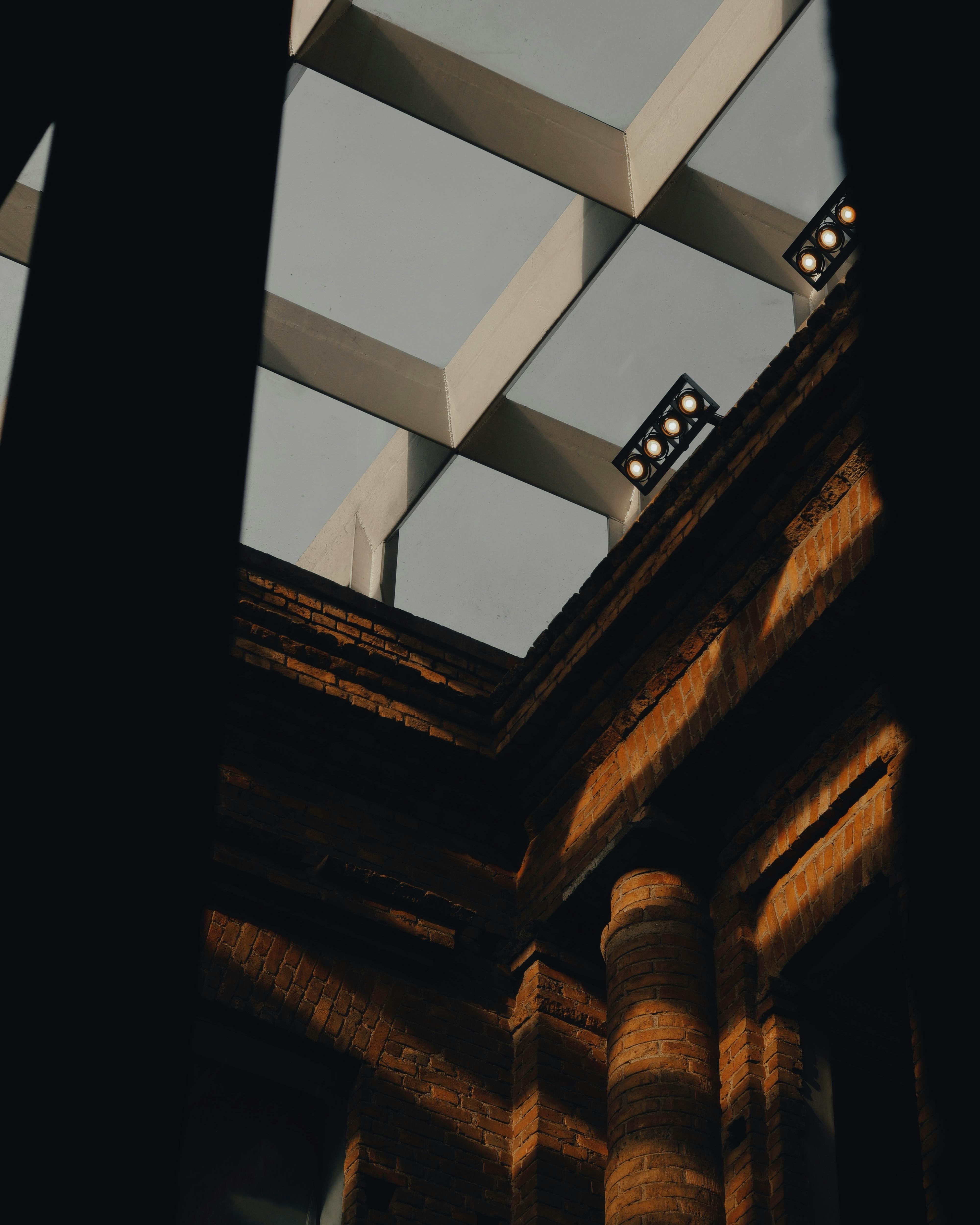 Zadarmo Tehlová architektúra s moderným strešným oknom vrhajúcim tiene v SP v Brazílii Fotka z fotobanky