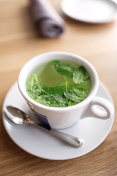 一杯盛在白色杯子里的温暖清爽的薄荷茶，配有勺子。是放松身心的完美选择。 - 相关推荐