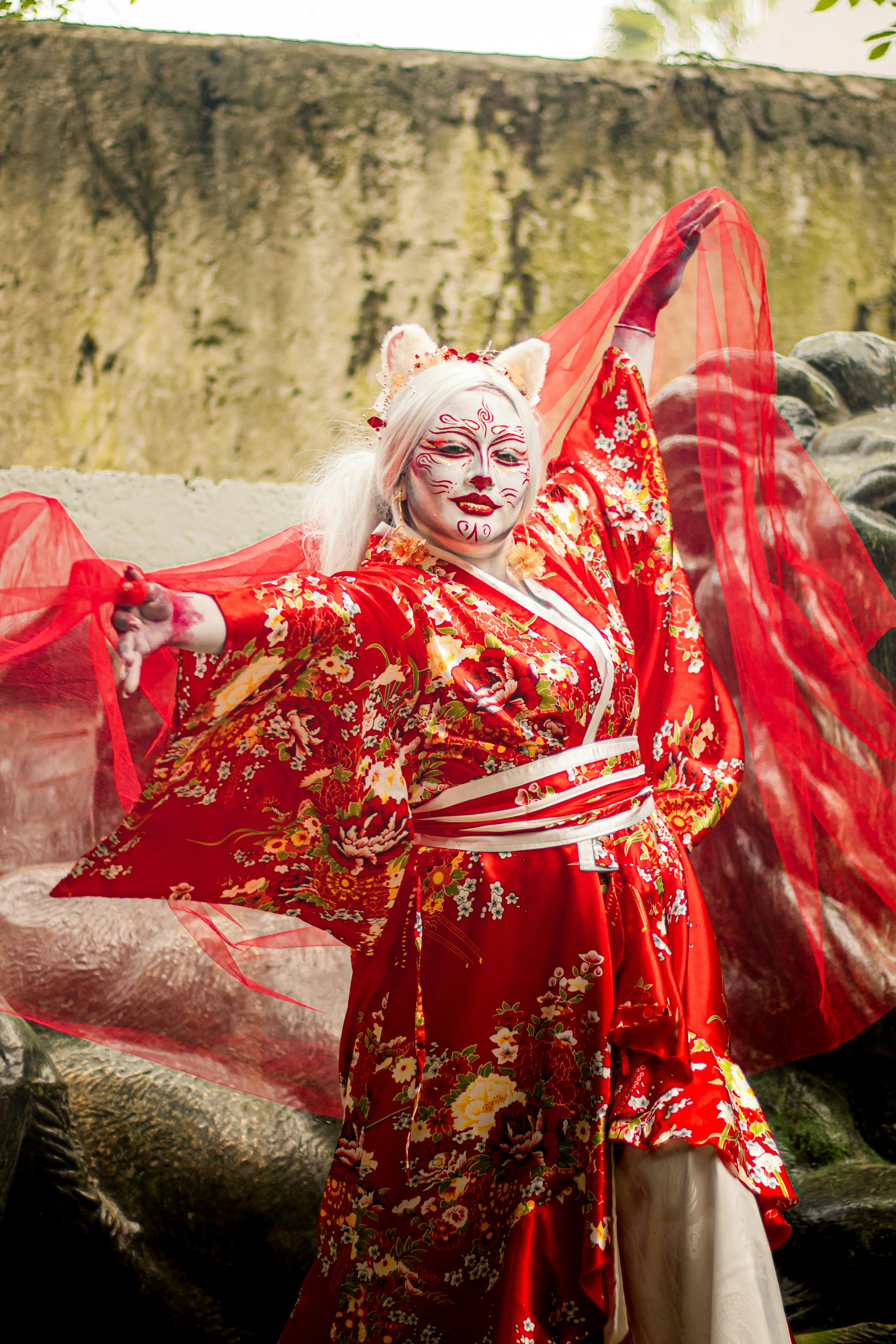 bezplatná Osoba s výrazným make-upem a květinovým kimonem vystupuje venku v Mexico City. Základová fotografie