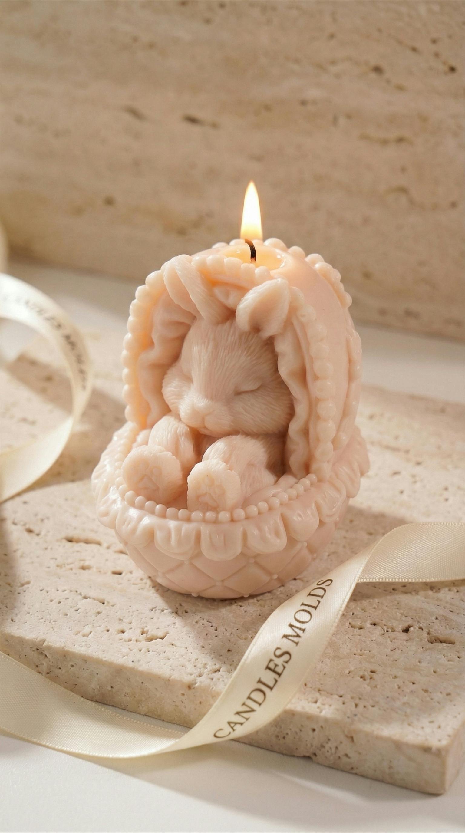 common:alt.prefix Söpö pupunpentu-kynttilä kehdossa, täydellinen lastenhuoneeseen tai kevään sisustukseen. common:alt.postfix