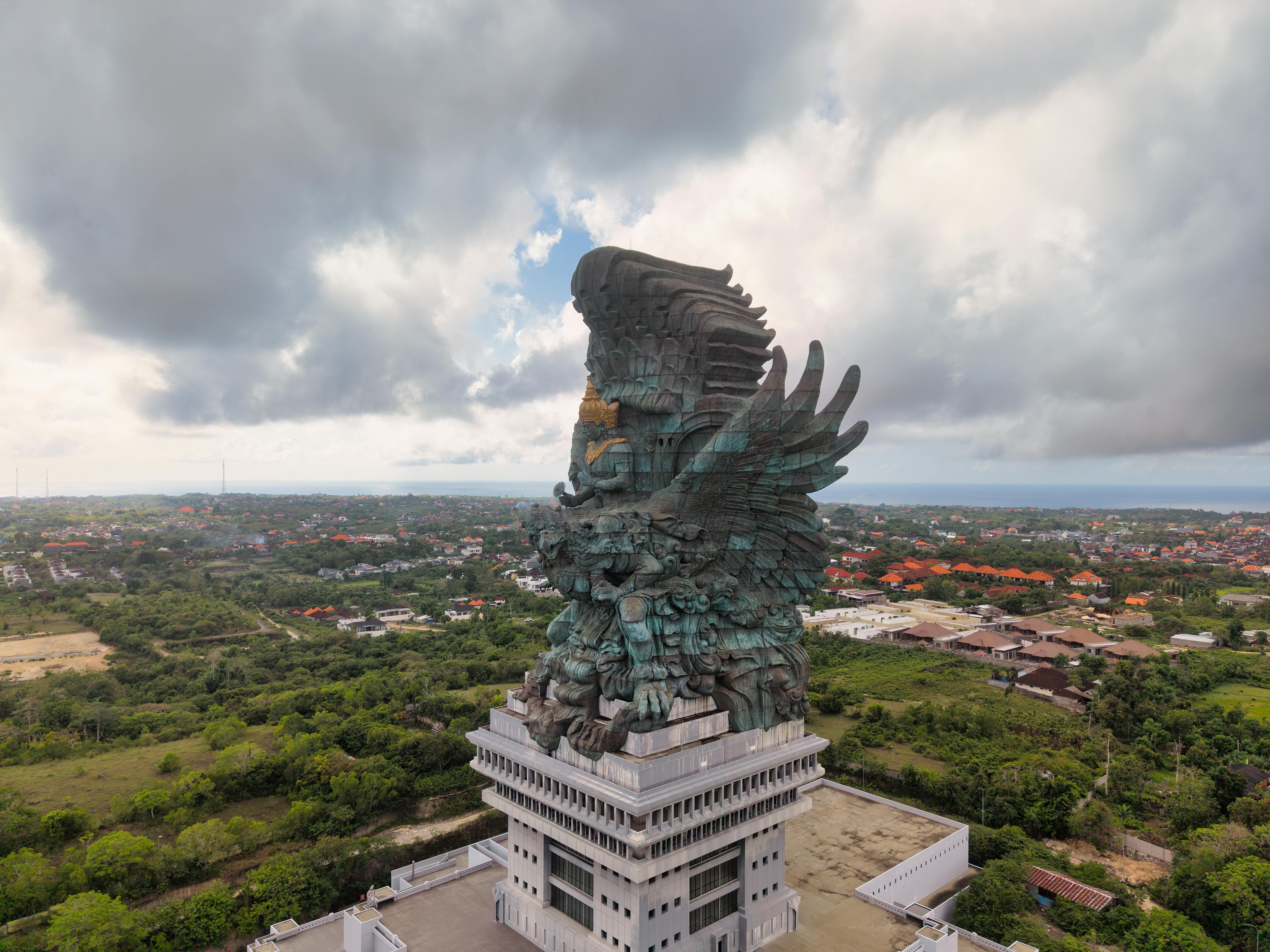 bezplatná Ohromující letecký snímek sochy Garuda Wisnu Kencana obklopené bujnou zelení na Bali v Indonésii. Základová fotografie