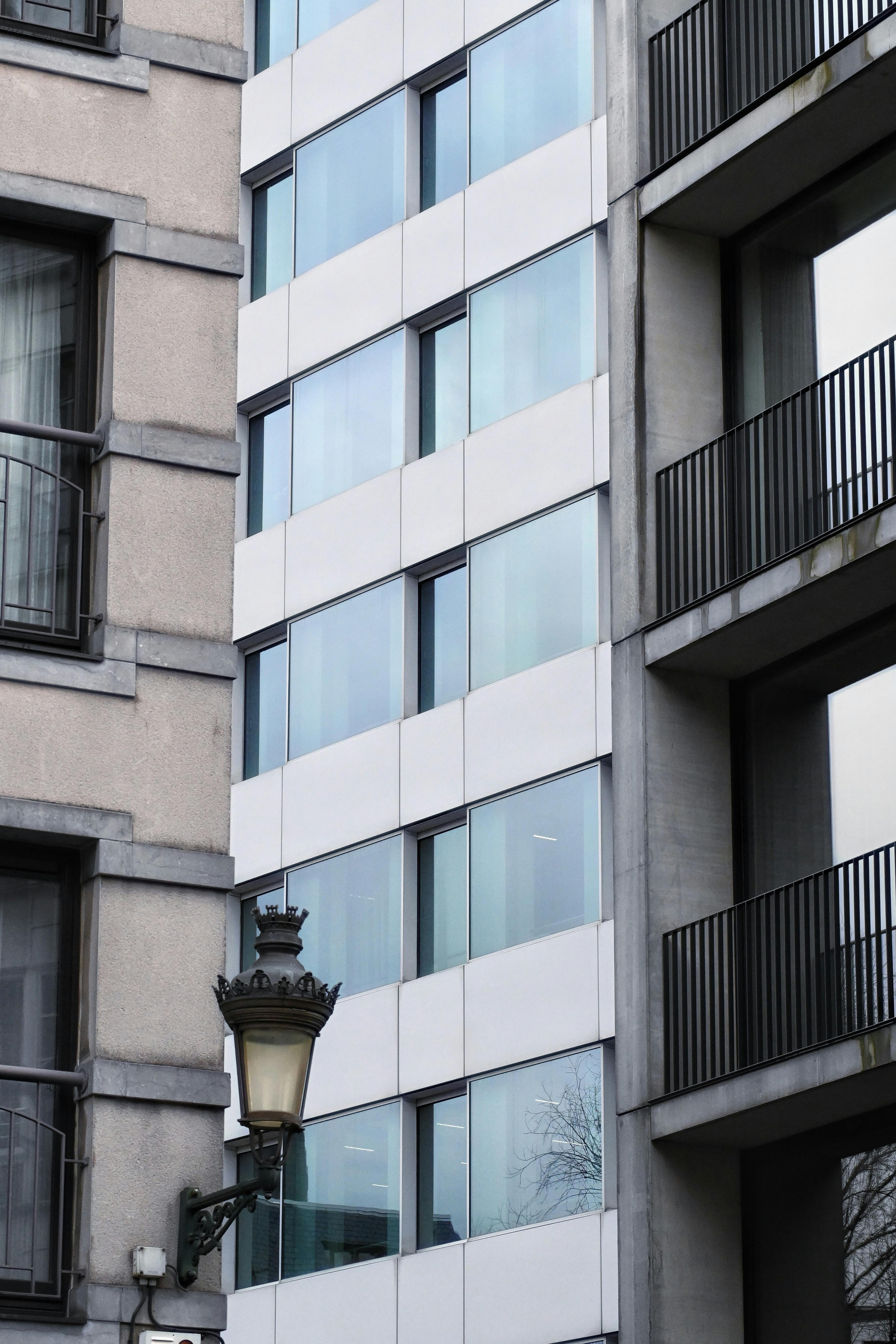 ฟรี อาคารร่วมสมัยที่แสดงให้เห็นถึงสถาปัตยกรรมเมืองในกรุงบรัสเซลส์ คลังภาพถ่าย