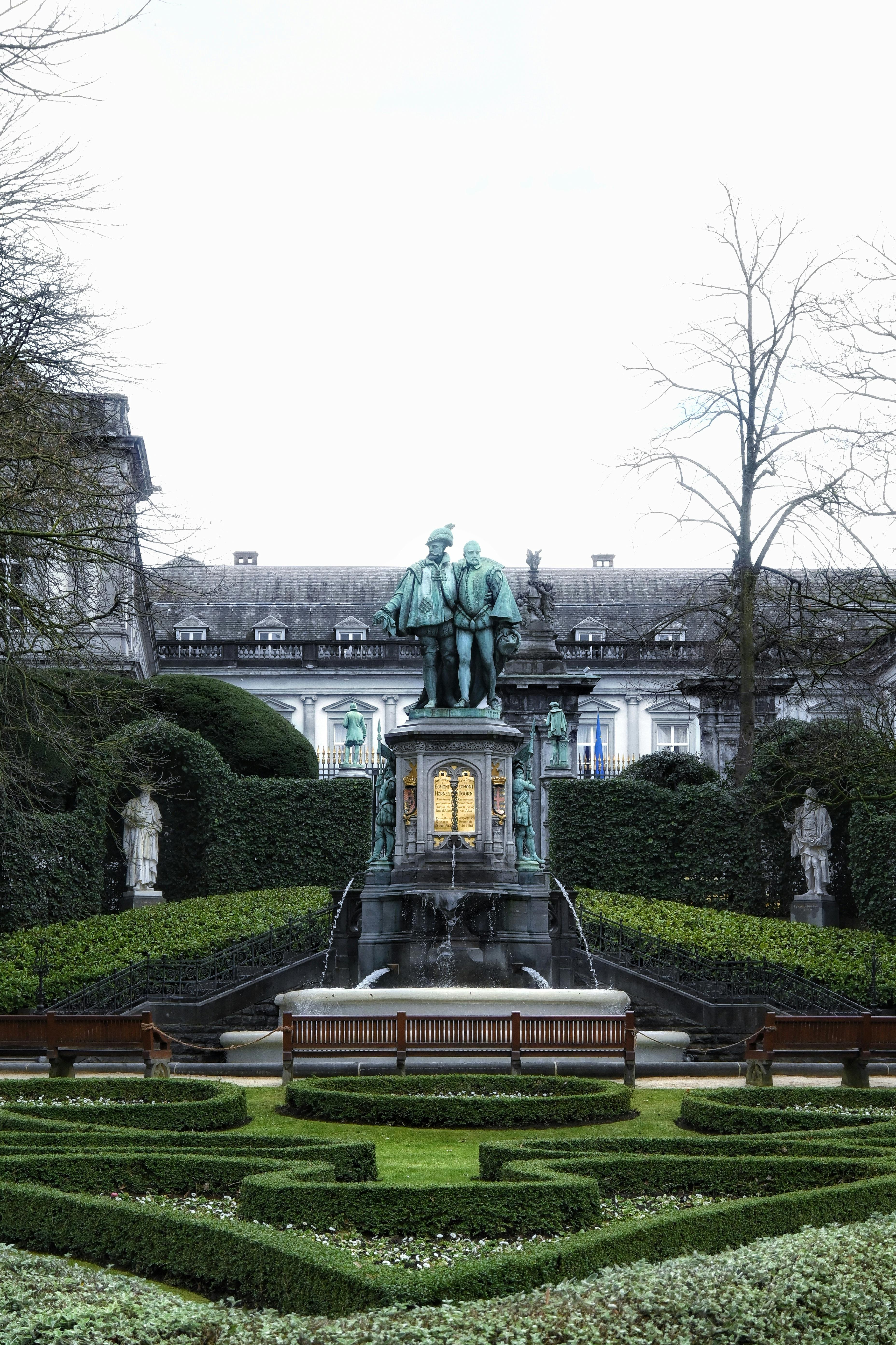 ฟรี วิวสวยงามของพระราชวังเอ็กมอนต์และอนุสาวรีย์ฮอร์นส์ในกรุงบรัสเซลส์ โดยมีสถาปัตยกรรมเก่าแก่เป็นฉากหลัง คลังภาพถ่าย