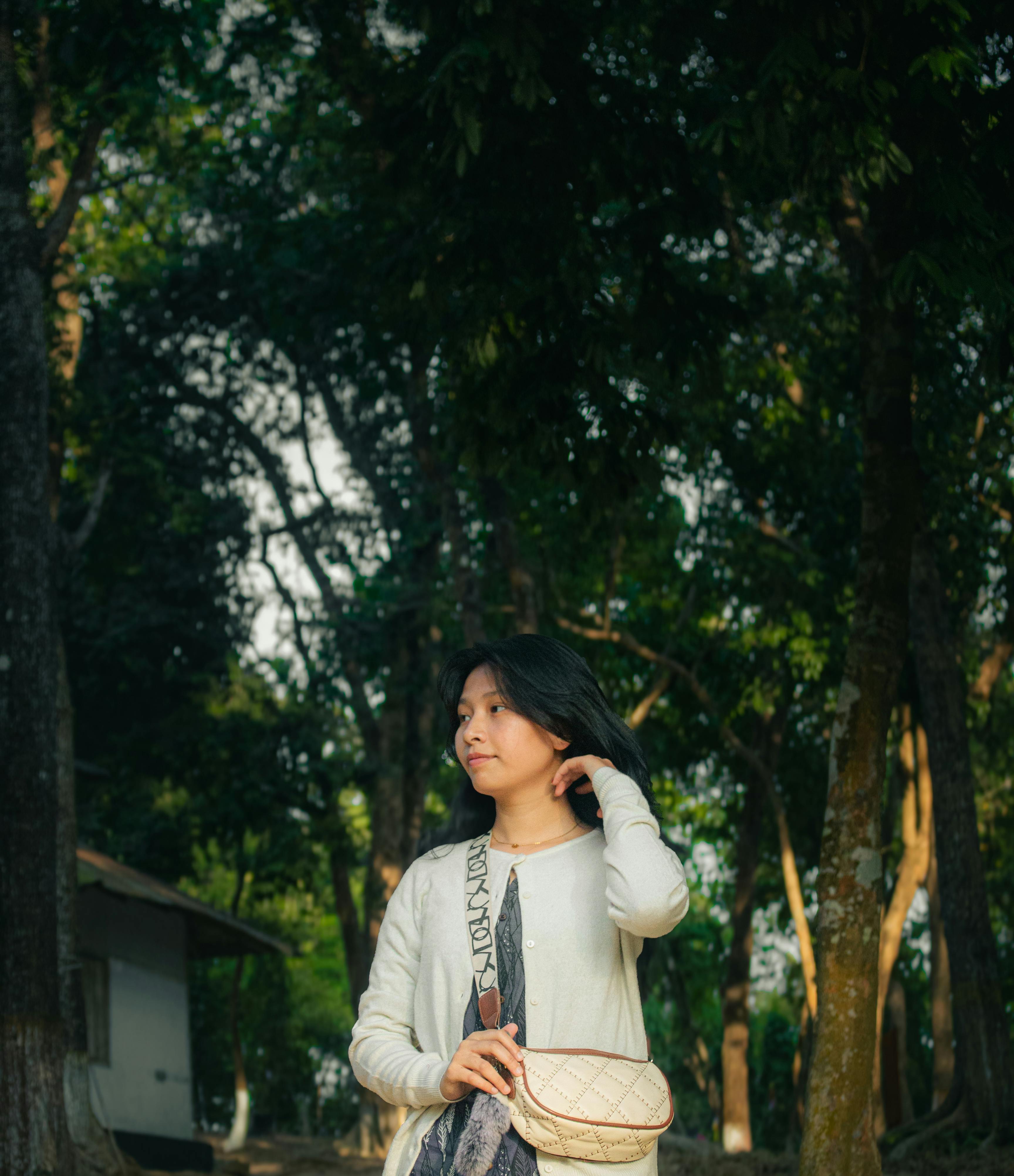 Gratis Una giovane donna passeggia in una lussureggiante foresta a Rangamati, in Bangladesh, godendosi una giornata di sole. Foto a disposizione