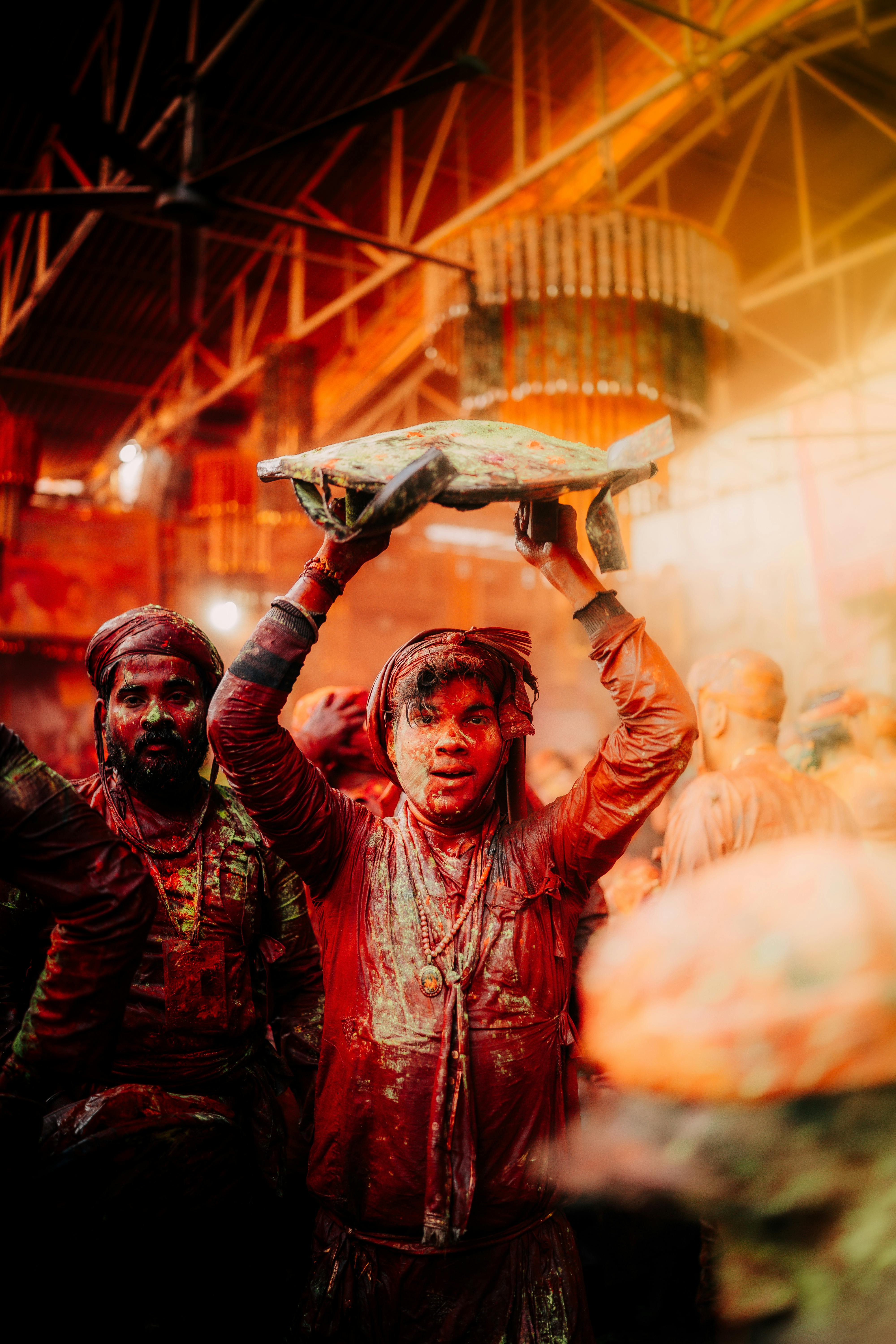 Ilmainen Värikäs sisätiloissa järjestettävä Holi-festivaali, jossa ihmiset ovat peittyneet kirkkaanvärisiin puutereihin. Kuvapankkikuva