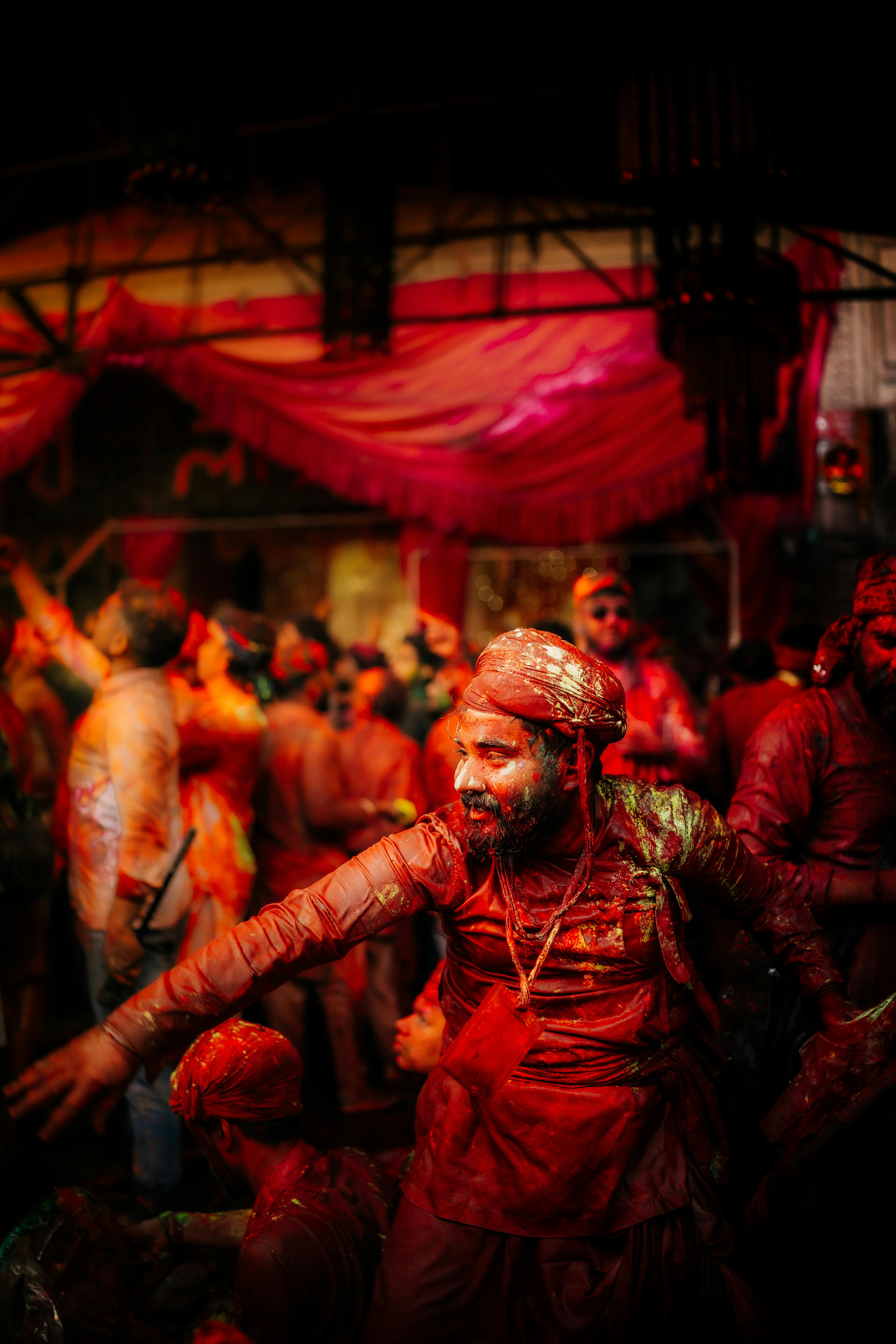Ücretsiz İnsanların neşe içinde renklere büründüğü, canlı bir Holi festivali sahnesi. Stok Fotoğraflar