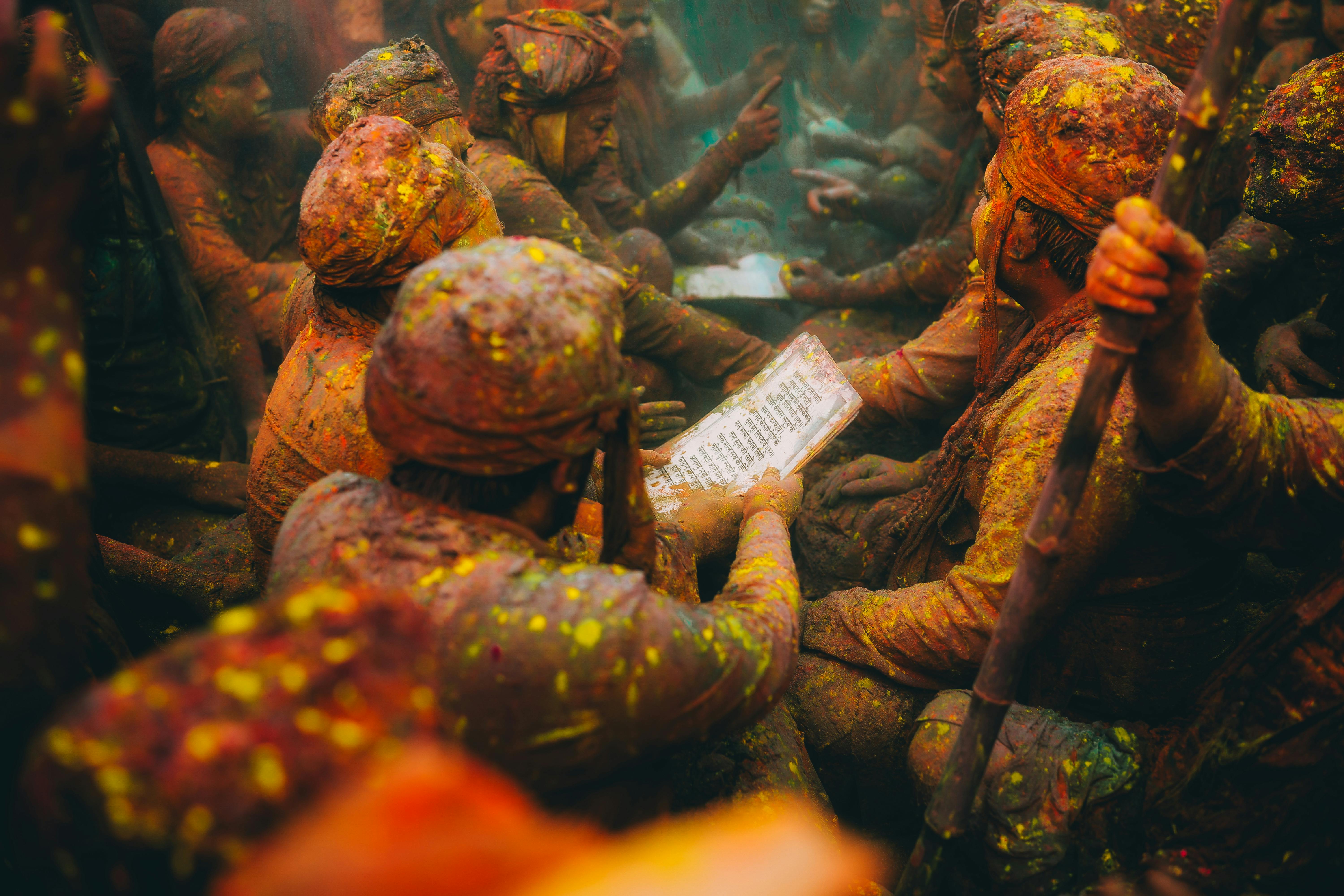 ฟรี กลุ่มคนกำลังเฉลิมฉลองเทศกาลโฮลี โดยร่างกายถูกโปรยด้วยผงสีสันสดใสและร่วมสนุกกับประเพณีต่างๆ อย่างเพลิดเพลิน คลังภาพถ่าย