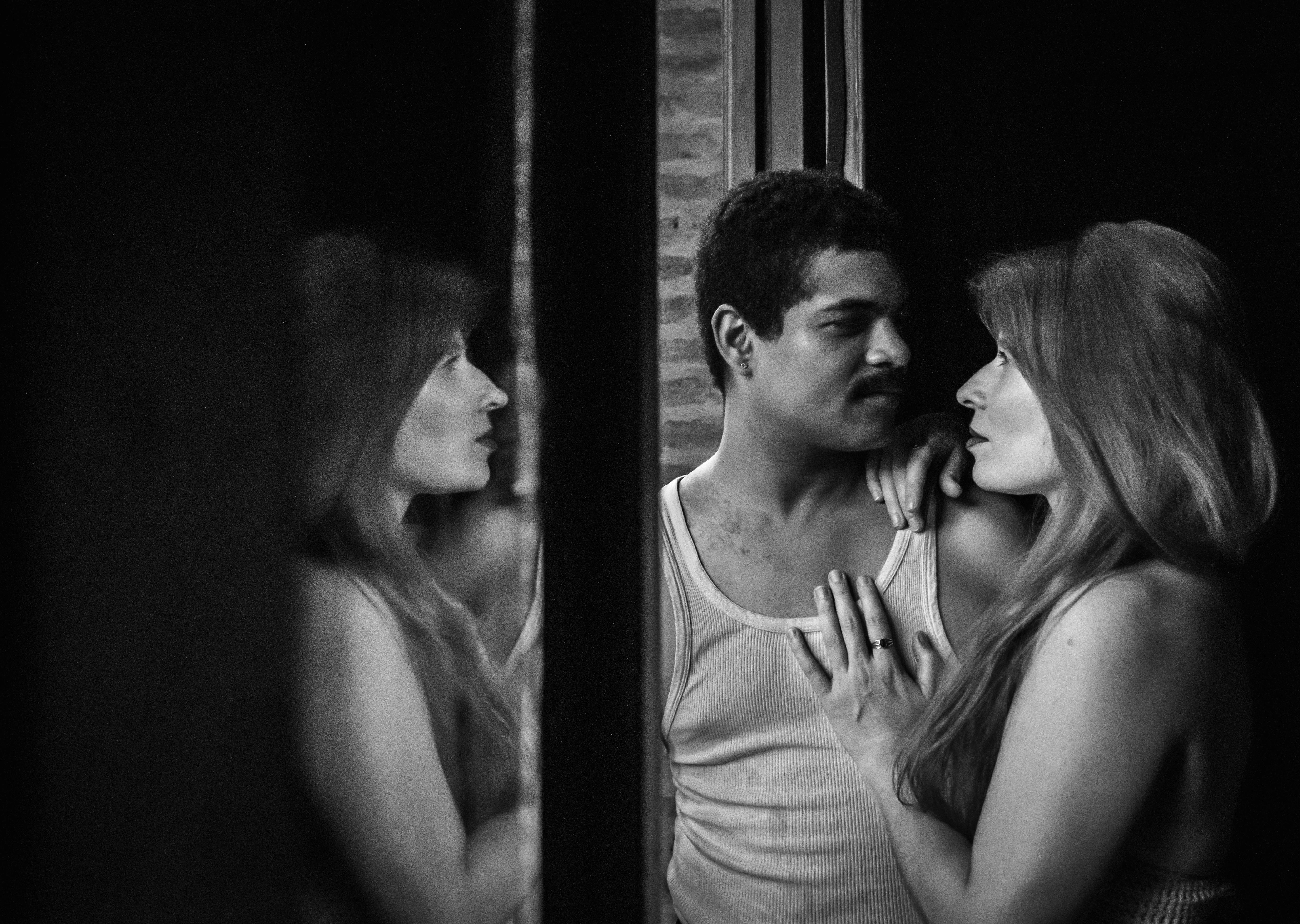 ฟรี ภาพถ่ายขาวดำสุดโรแมนติกของคู่รักที่มองตากันผ่านเงาสะท้อน คลังภาพถ่าย