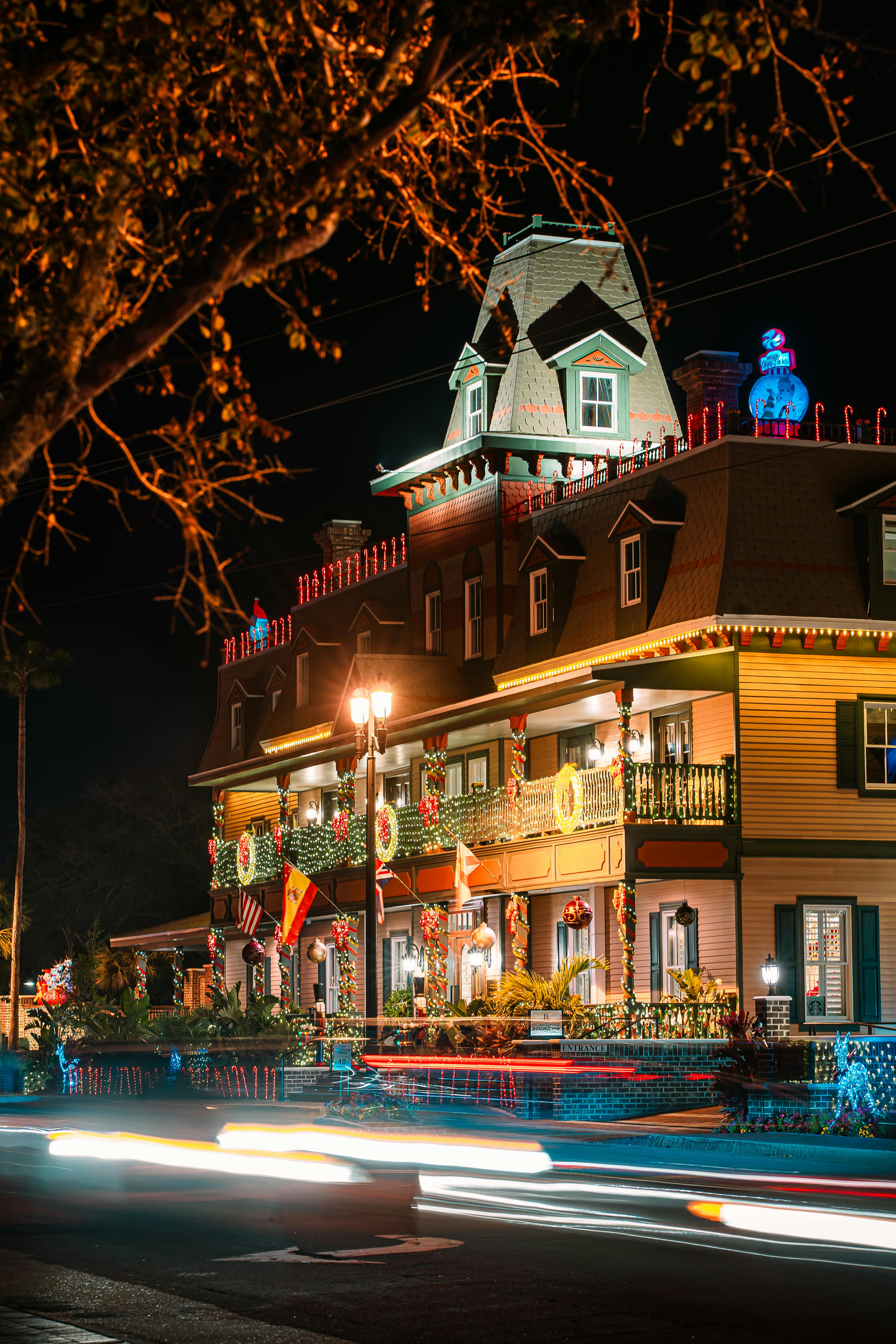 ฟรี ชมแสงไฟคริสต์มาสหลากสีสันที่ส่องสว่างอาคารเก่าแก่ในเมืองเซนต์ออกัสตินยามค่ำคืน คลังภาพถ่าย