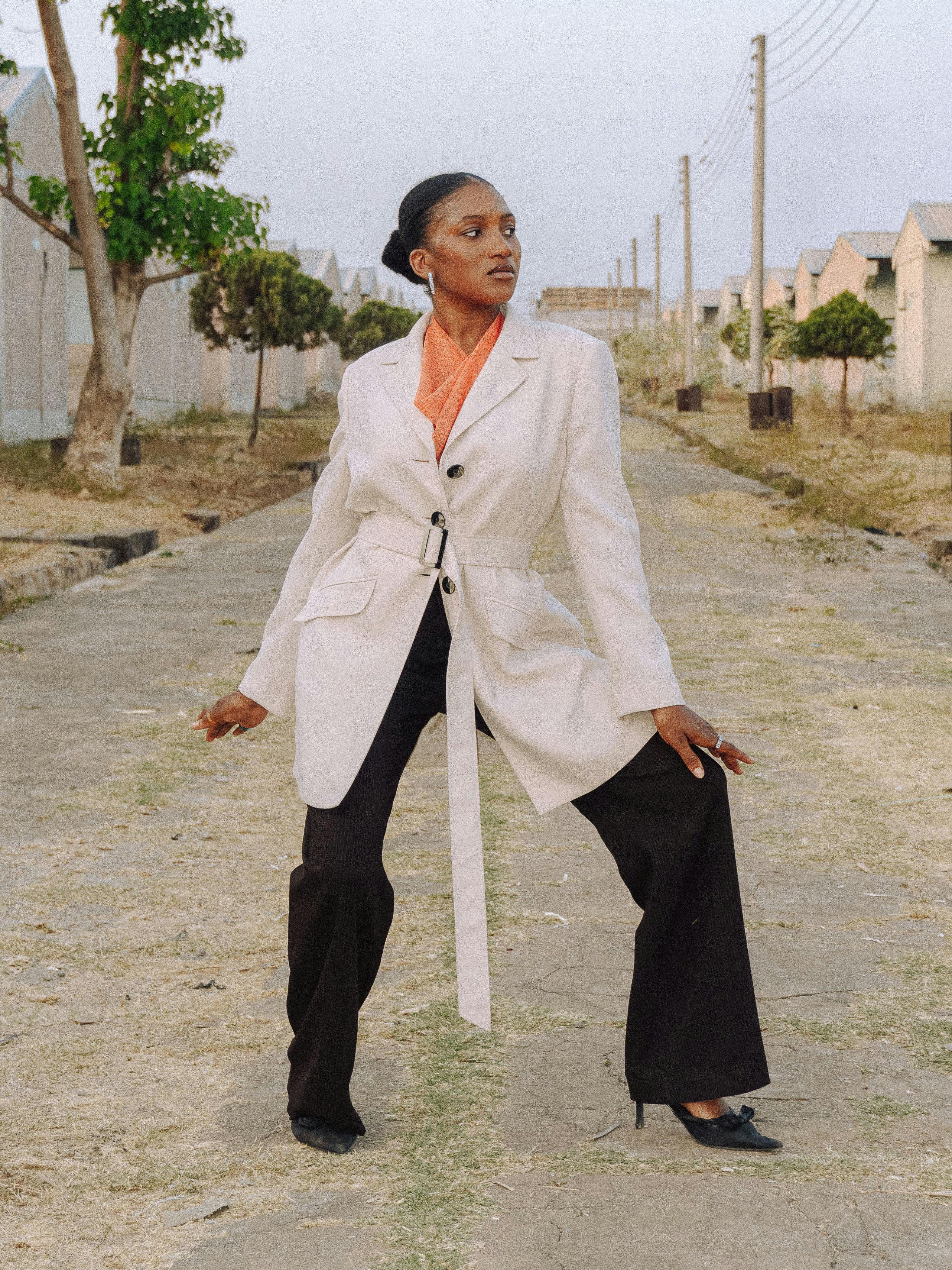 Gratis Donna elegante in abito alla moda in posa in una strada di periferia ad Abuja, Nigeria. Foto a disposizione