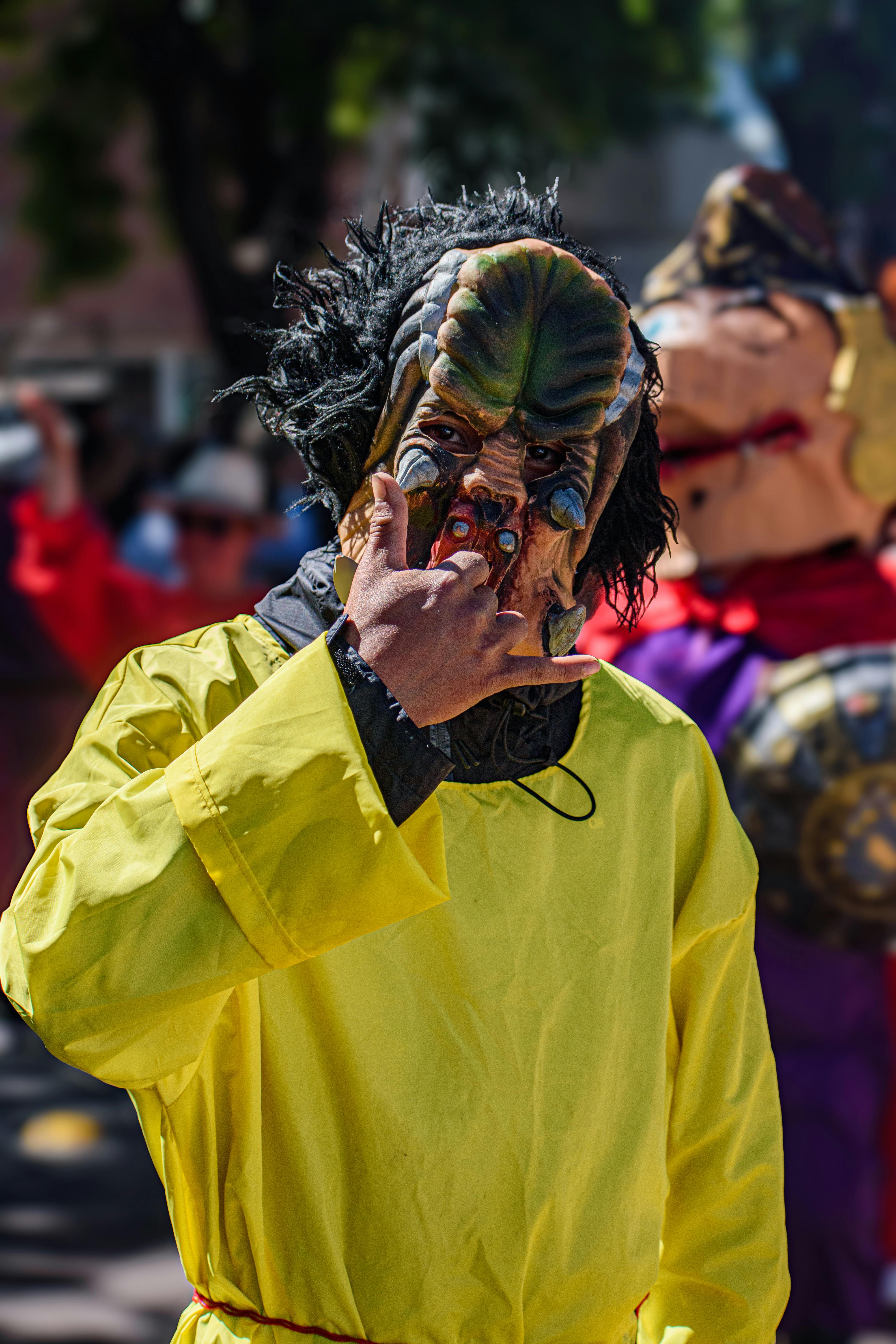 common:alt.prefix Eloisa festivaaliesiintyjä Pachuca de Sotossa, Meksikossa, yllään värikäs asu ja naamio. common:alt.postfix