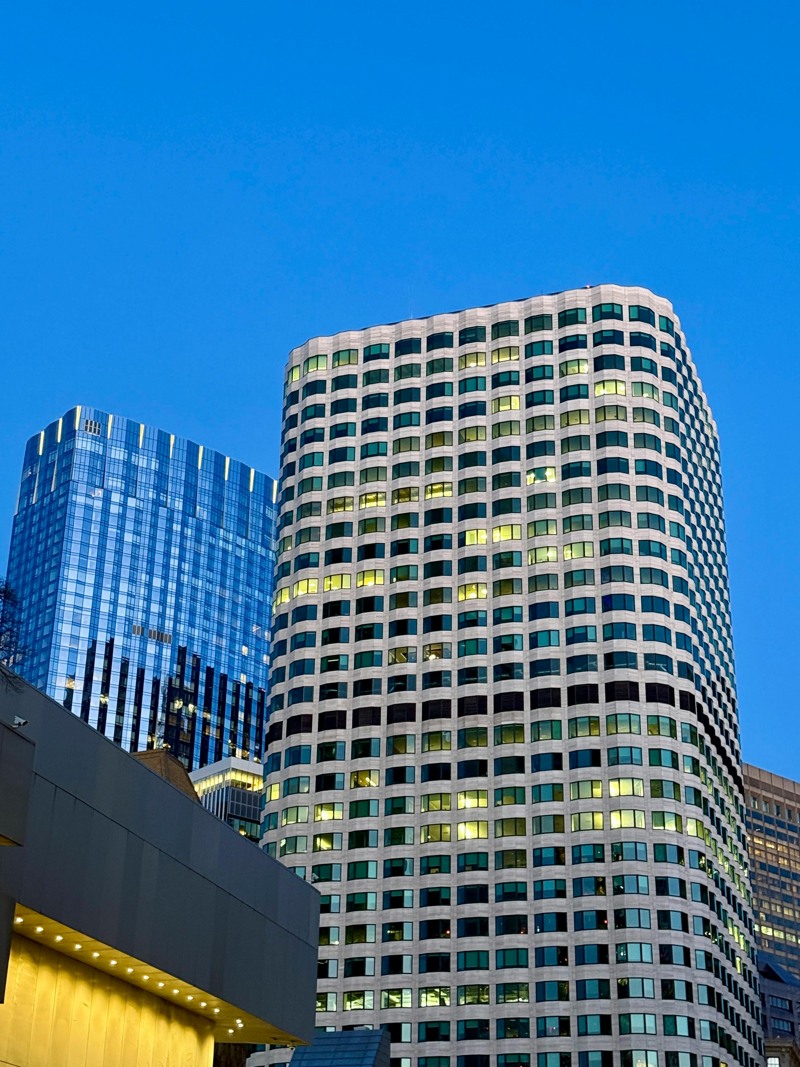 Gratis Splendida vista dei grattacieli del Financial District di Boston sullo sfondo di un limpido cielo serale. Foto a disposizione