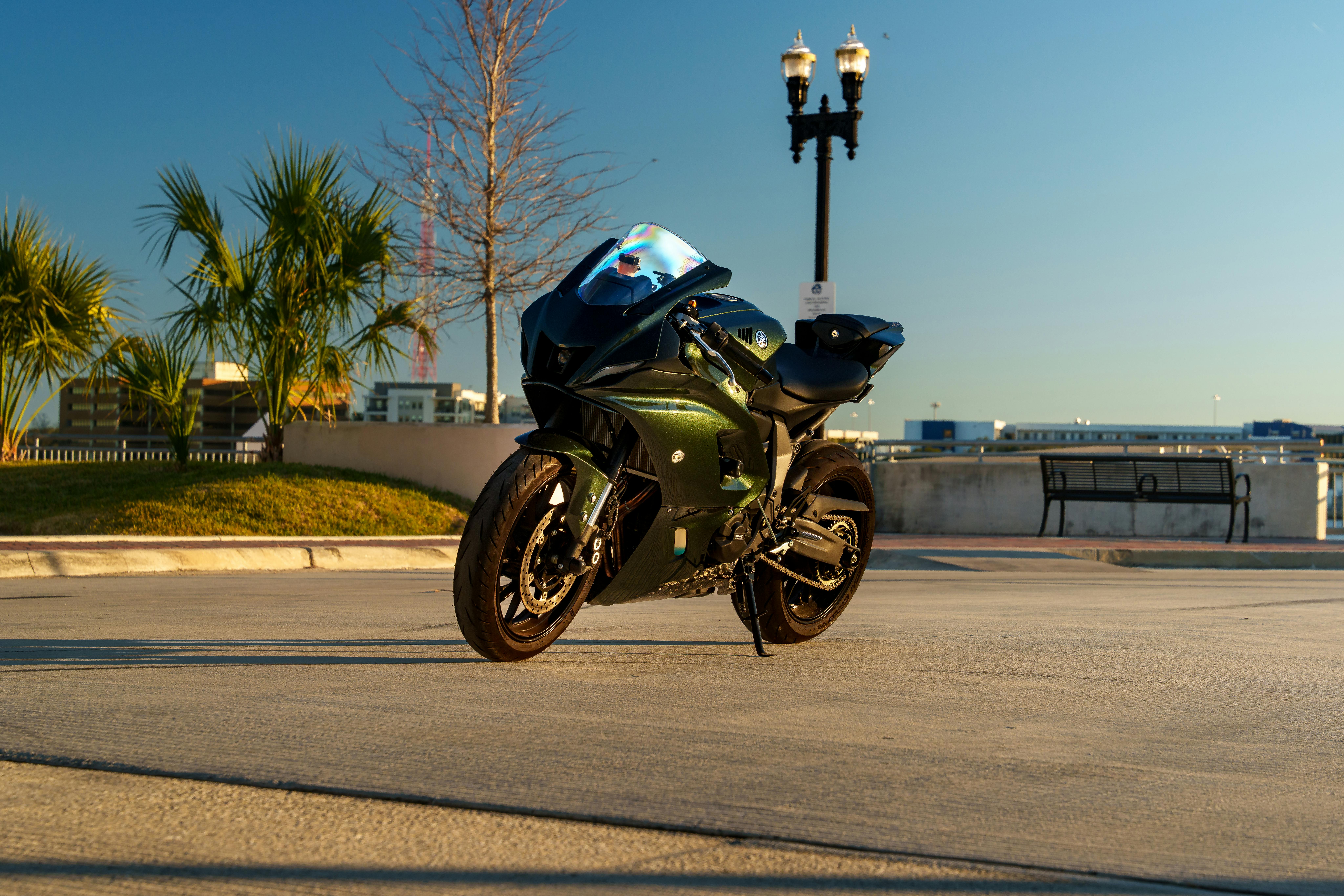 ฟรี รถจักรยานยนต์สปอร์ตทรงเพรียวจอดอยู่กลางแจ้งในวันที่แดดจ้า คลังภาพถ่าย