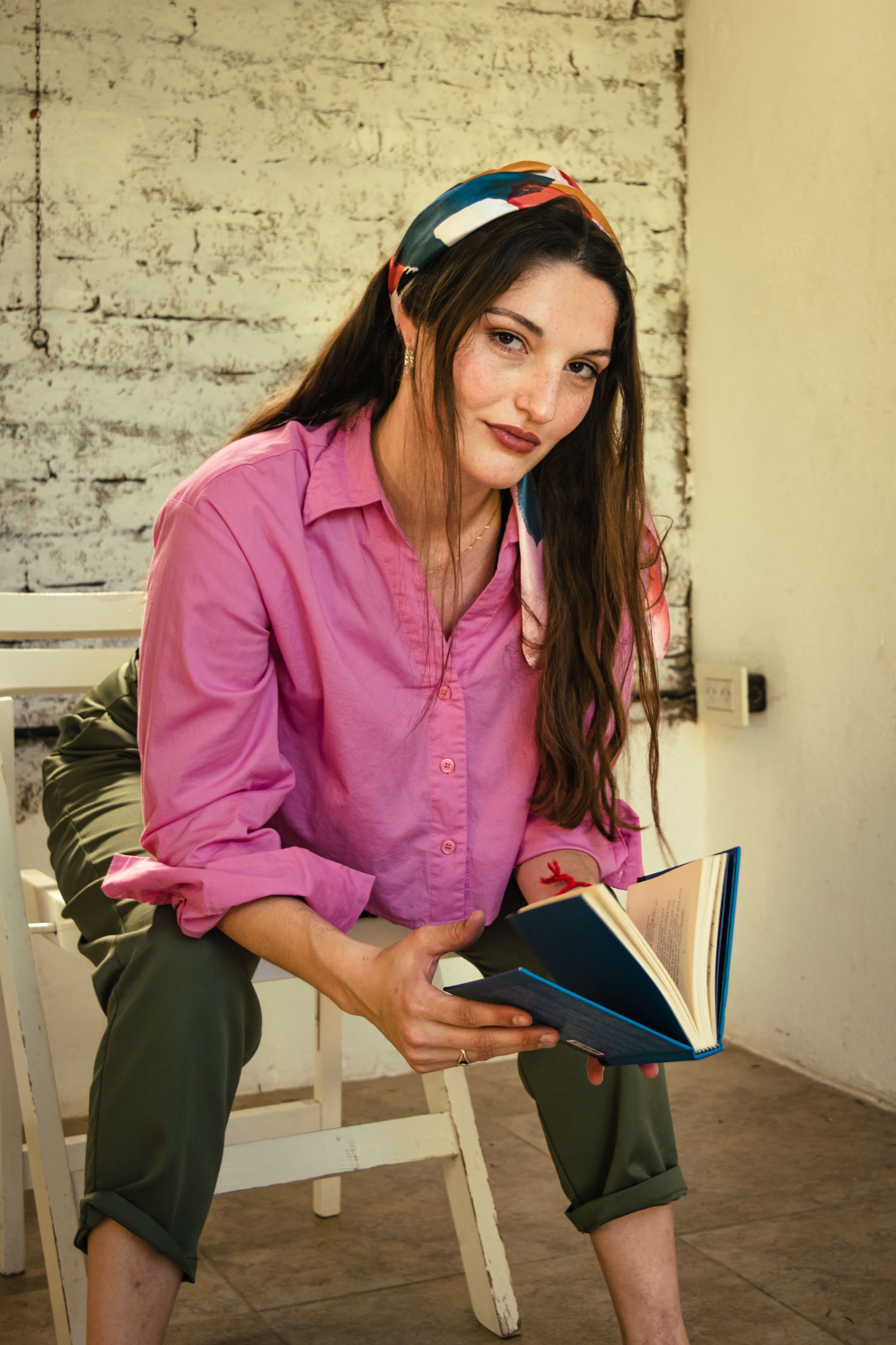 Woman reading casually in vibrant attire · Free Stock Photo