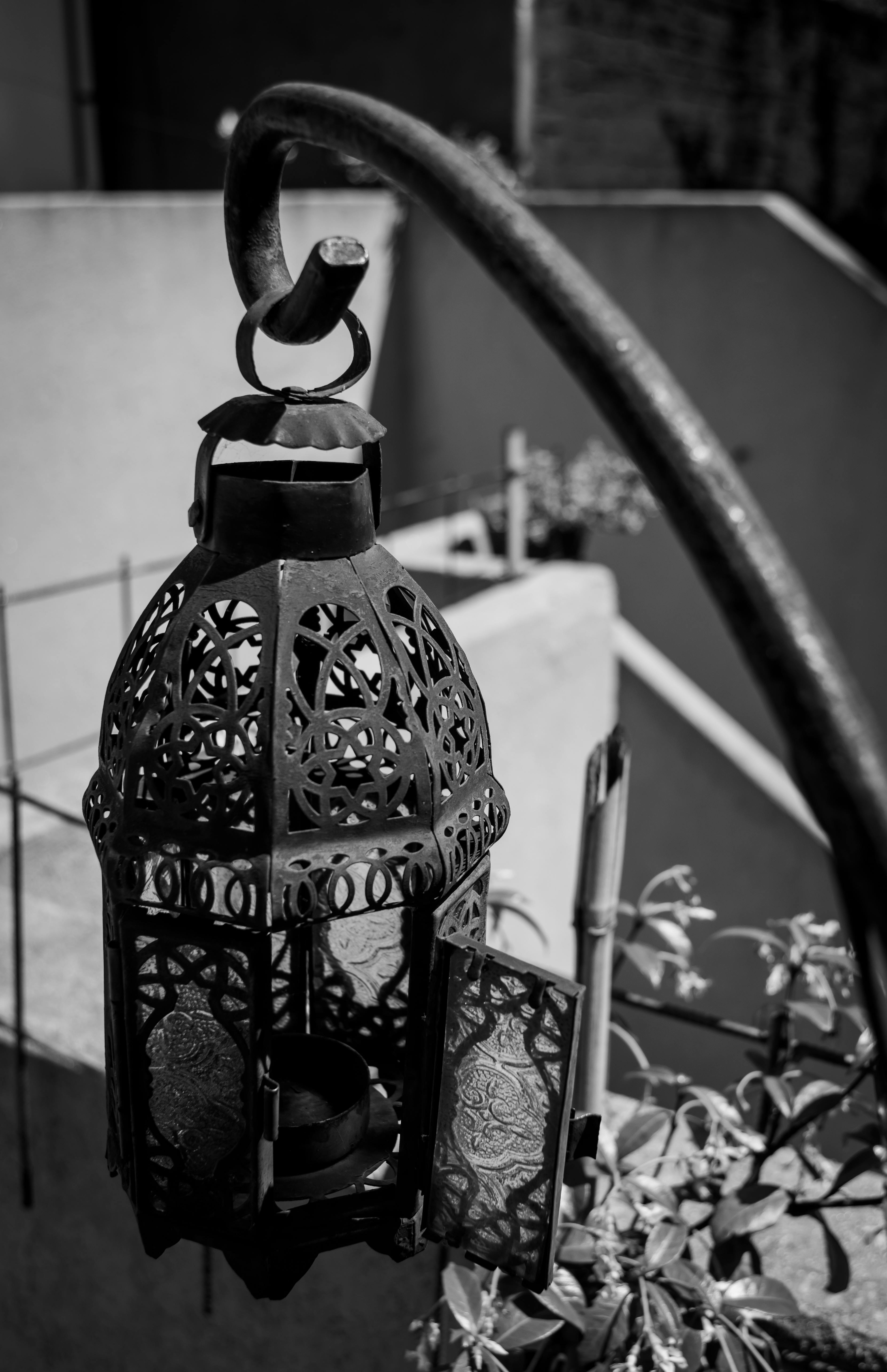 De franc Fotografia en blanc i negre d'un fanal de ferro ornamentat amb patrons intricats, que desprèn un toc vintage. Foto d'estoc