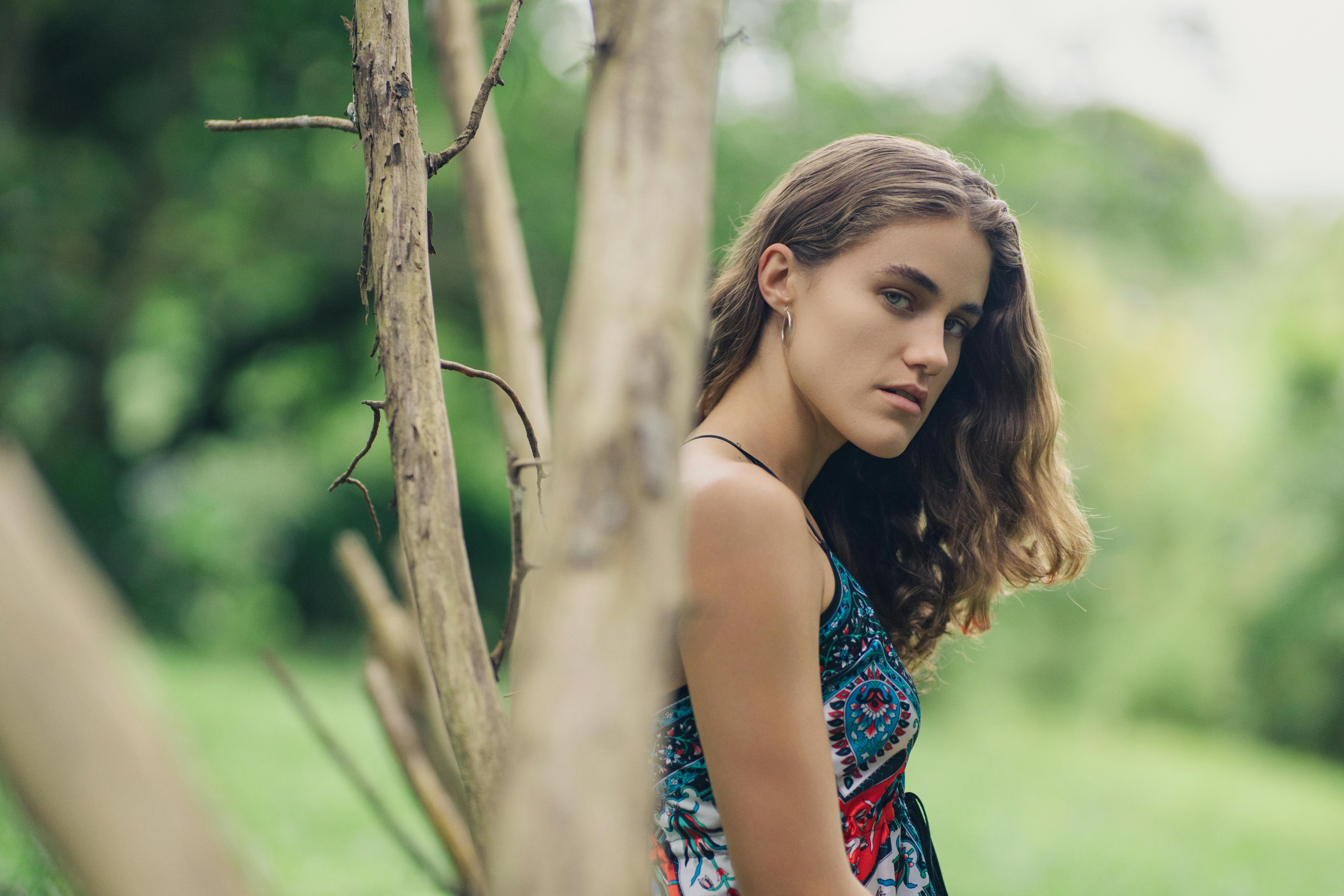 bezplatná Klidný portrét mladé ženy v zářivých šatech uprostřed bujného zeleného lesa v Kostarice. Základová fotografie